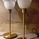 Duo lampes de chevet rétro chic métal doré, globes blancs drappés