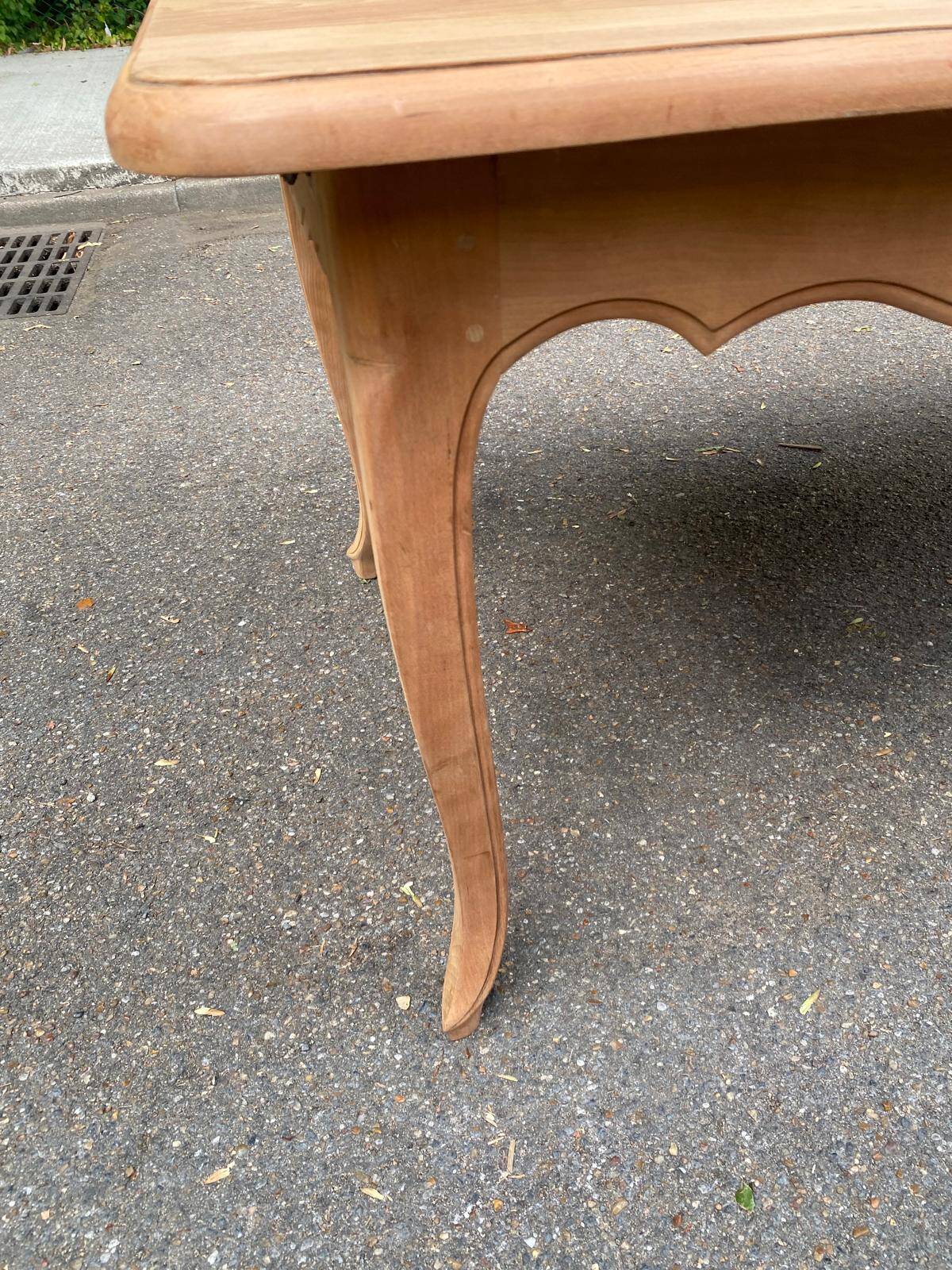 Table à manger de ferme chic extensible décapée en merisier massif Louis XV