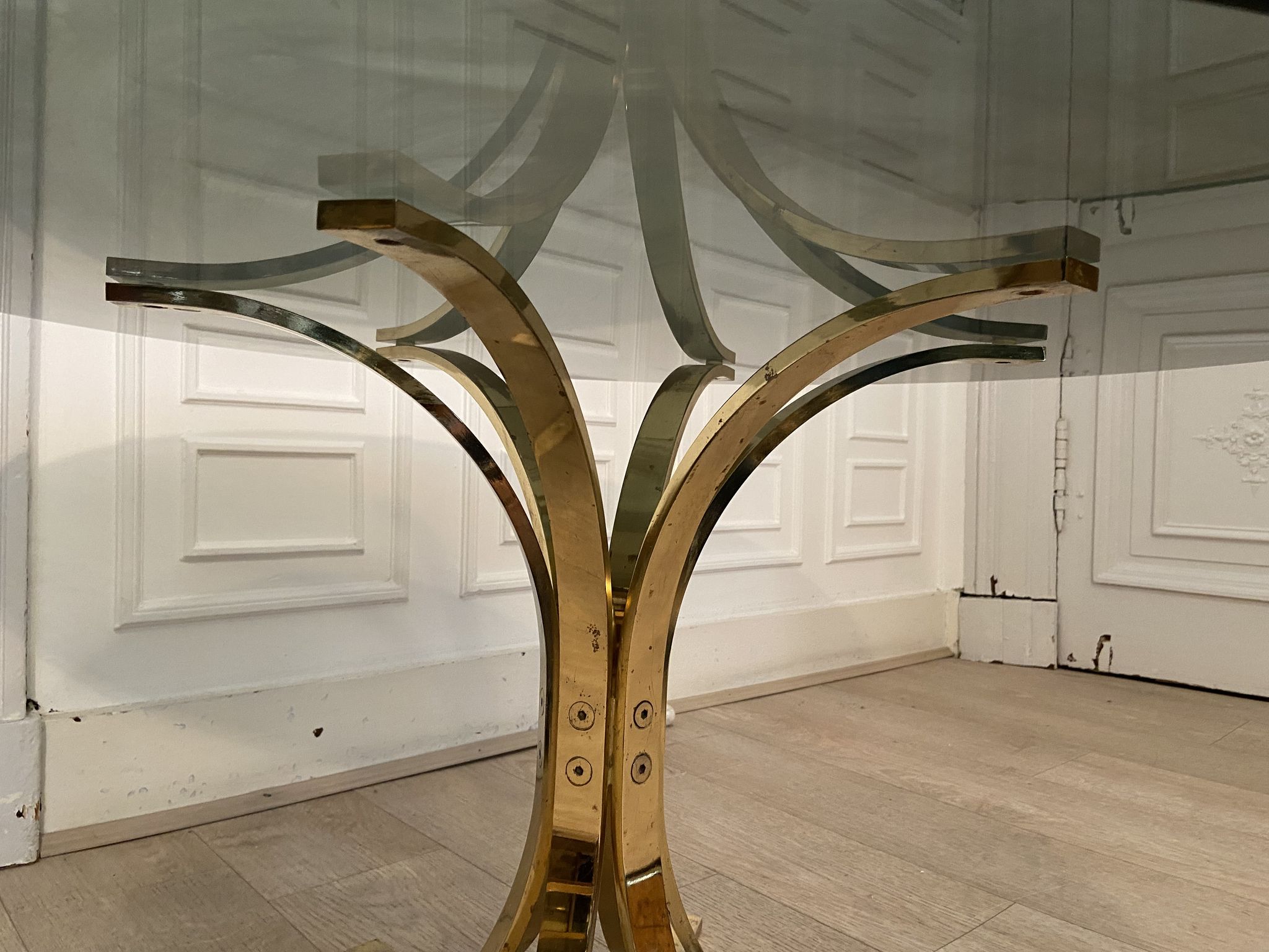 Table basse laiton et verre fumé, 1970s