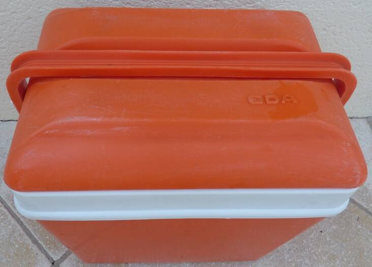 Glaciere vintage de couleur orange avec poignet  de marque EDA