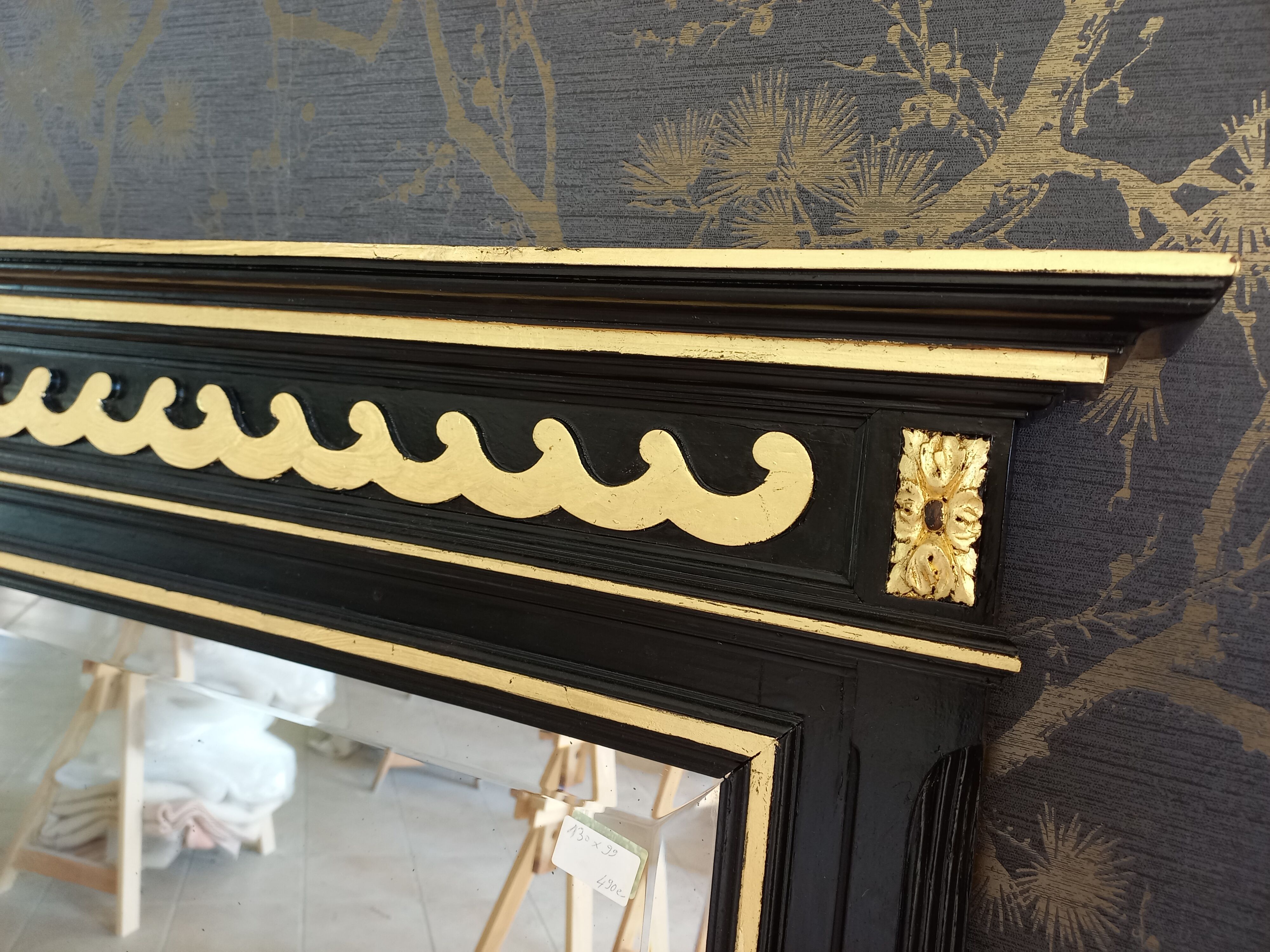 Miroir Napoléon III laqué noir et or 130 x 99cm