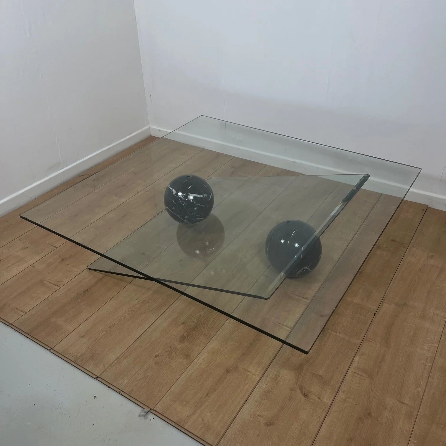 Table basse asymétrique roche bobois en verre et marbre, 1980/90