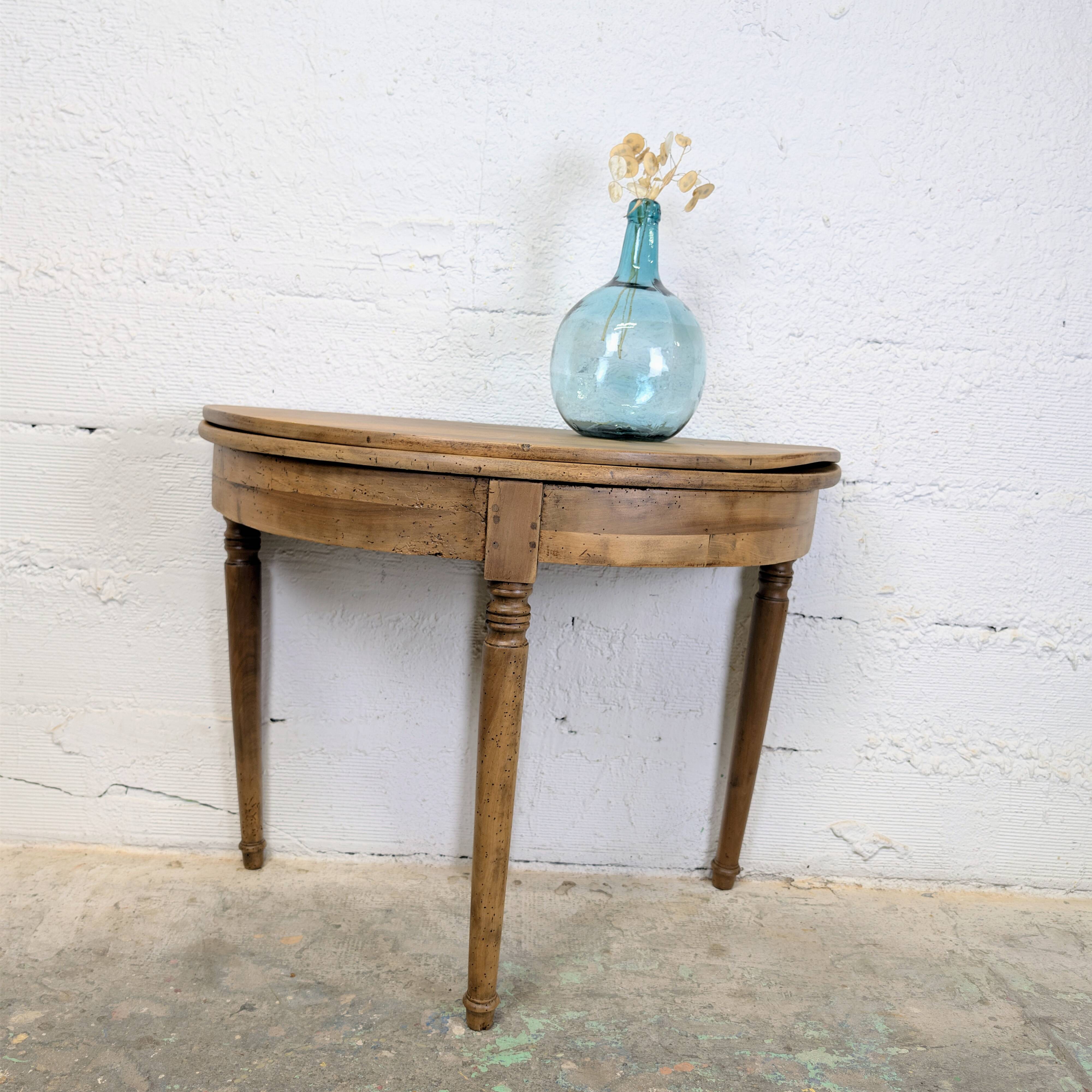 Half-moon table in walnut