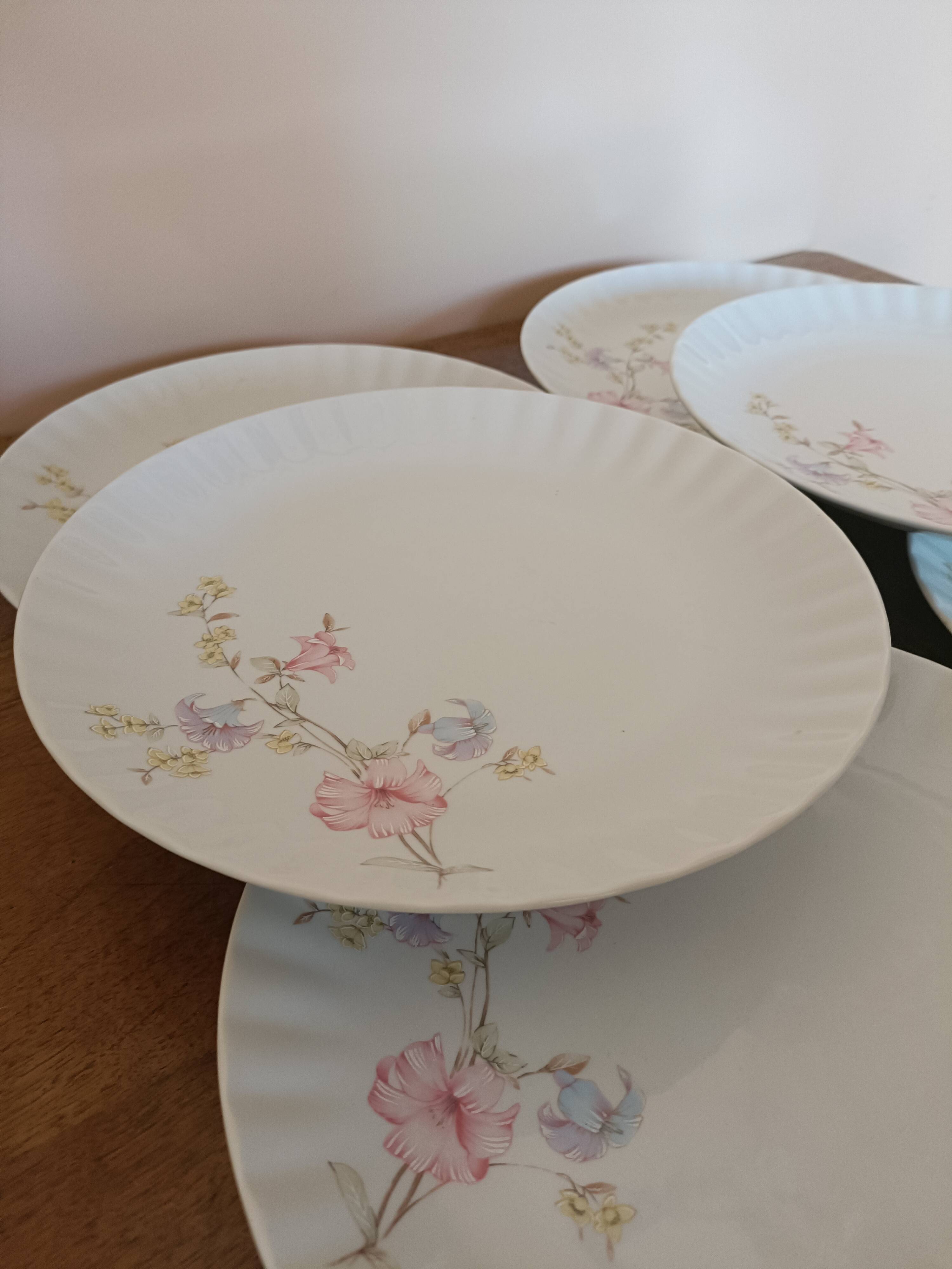 Porcelain plates pattern pastel flowers