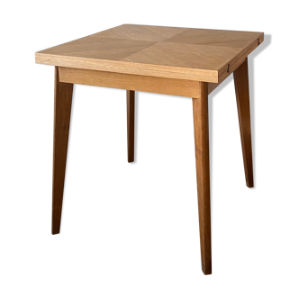 Table depliante carrée, pieds compas