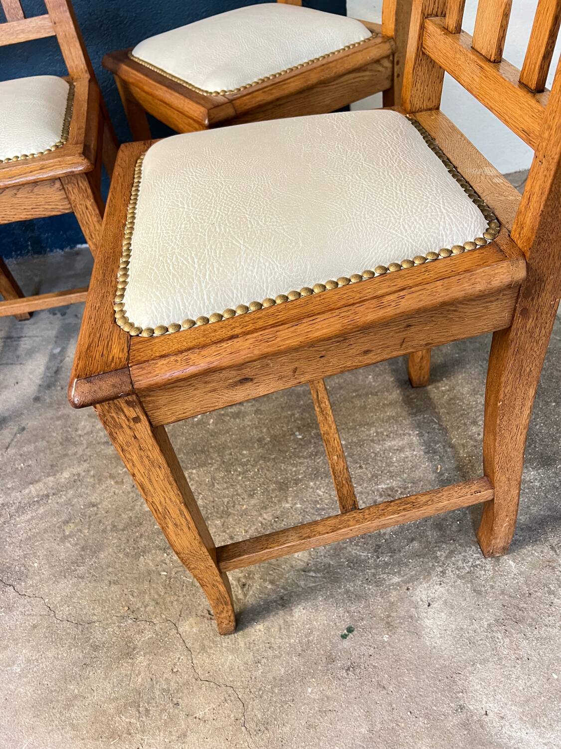 6 chaises en chêne et cuir blanc cassé