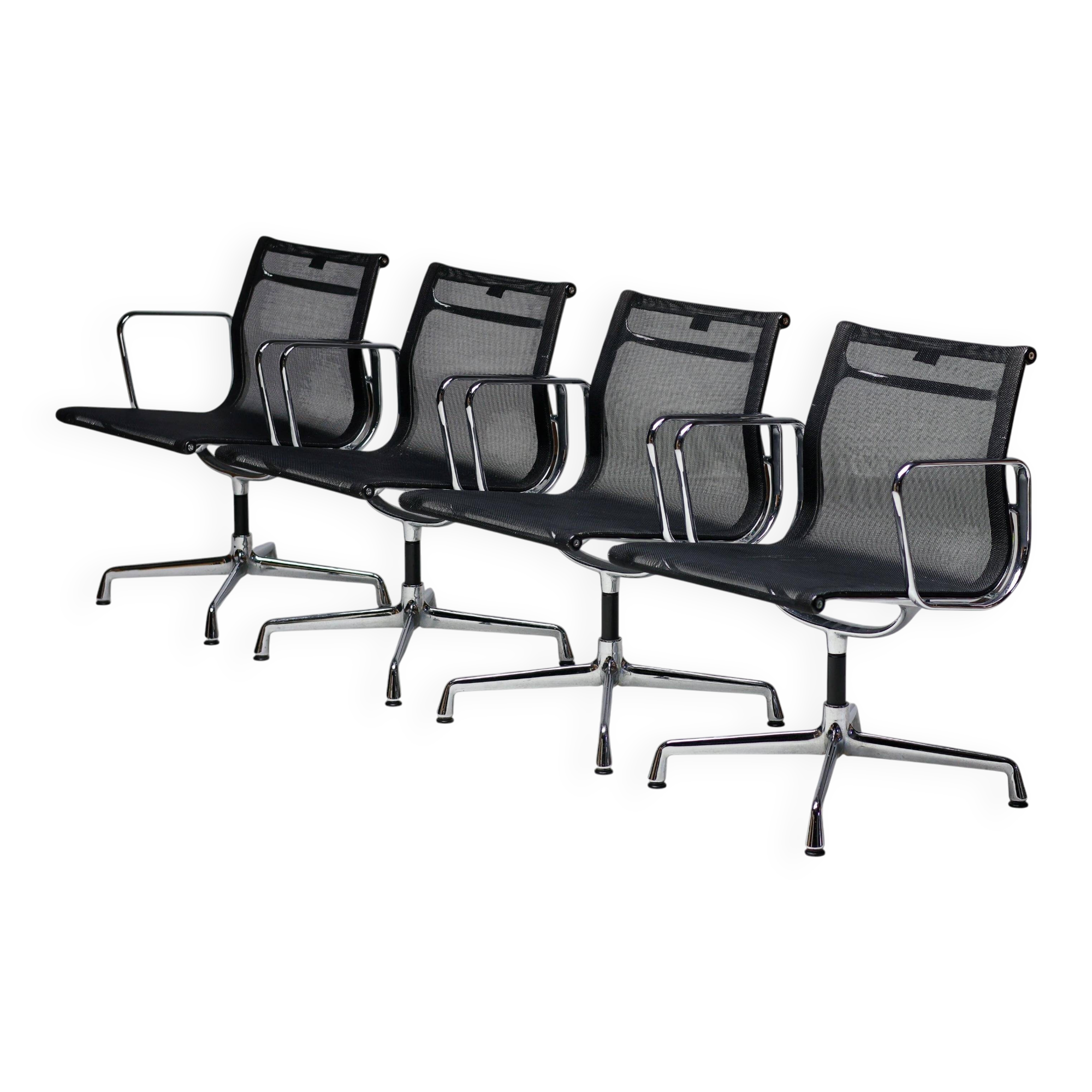 Ensemble de quatre chaises pivotantes EA108 Eames "Aluminium Group" par Vitra en noir