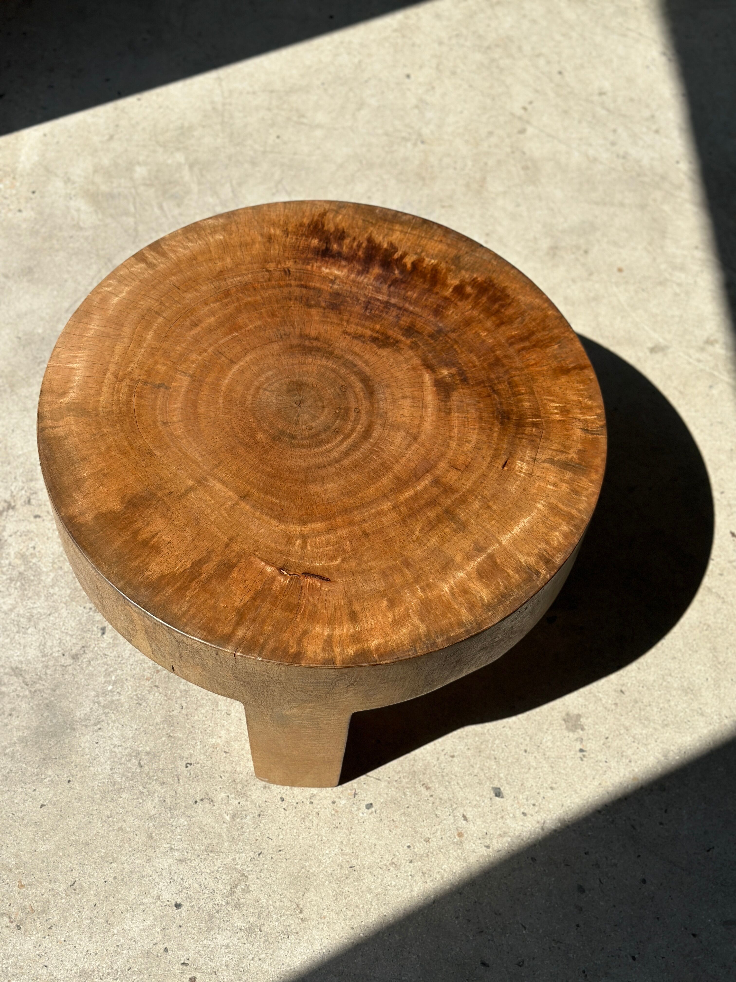 Quadripod coffee table in solid wood monoxyl natural color (dark)