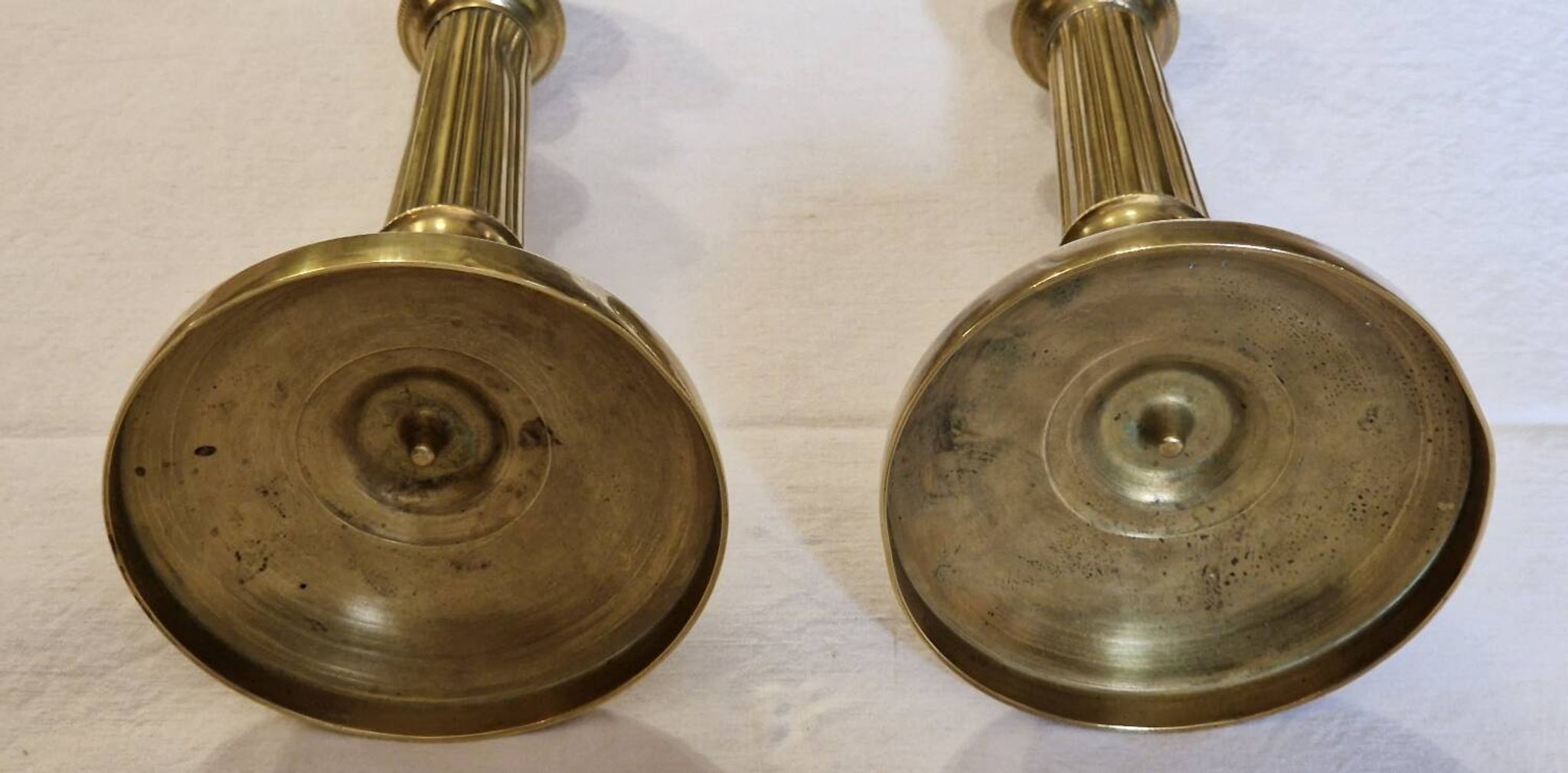 Paire de bougeoirs en laiton