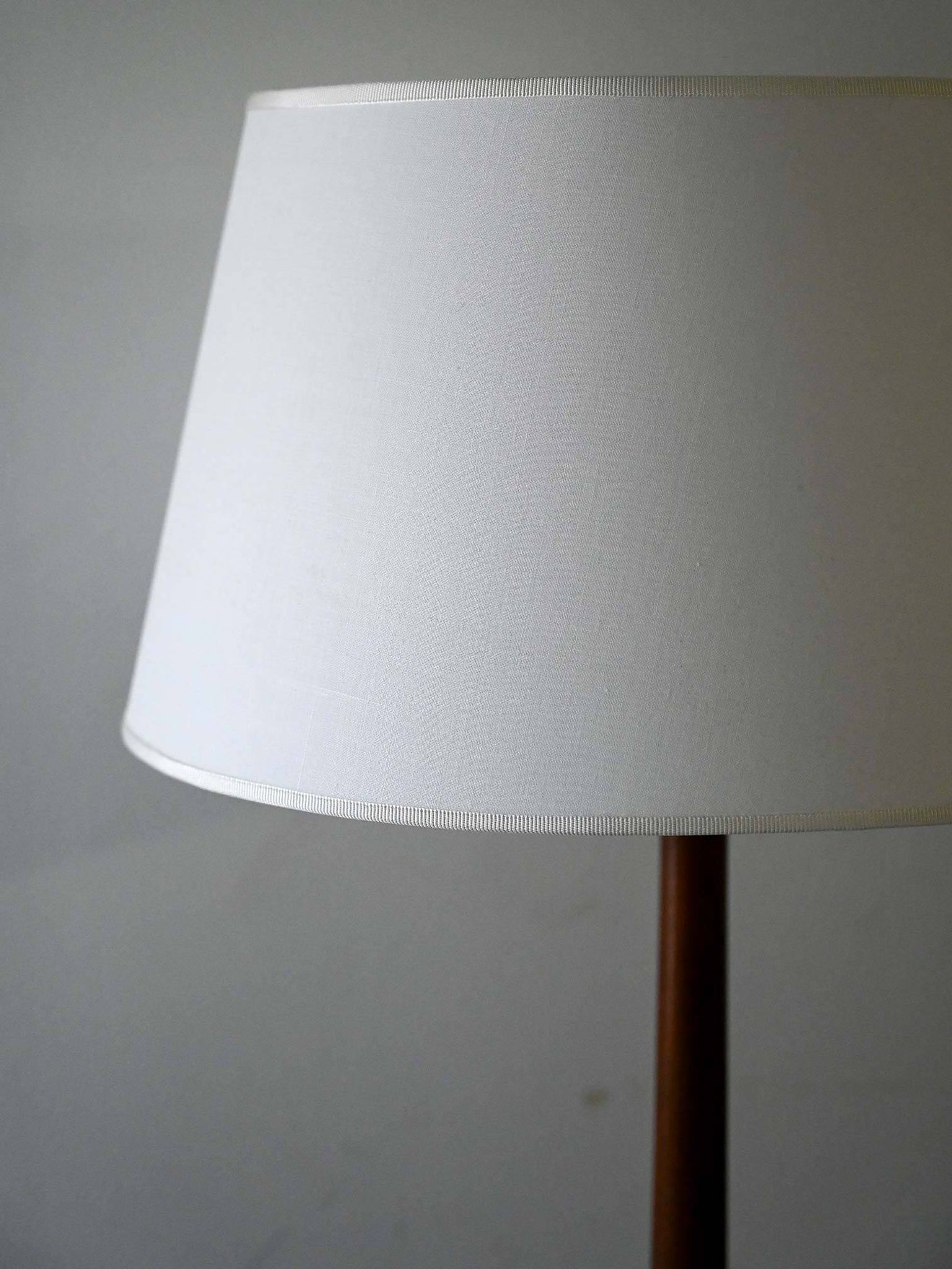Lampe de table danoise en teck tourné des années 1950/60
