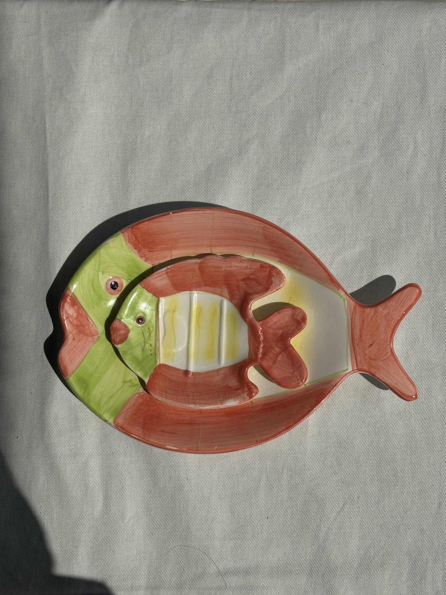 Duo of dishes in the shape of vintage colorful fish