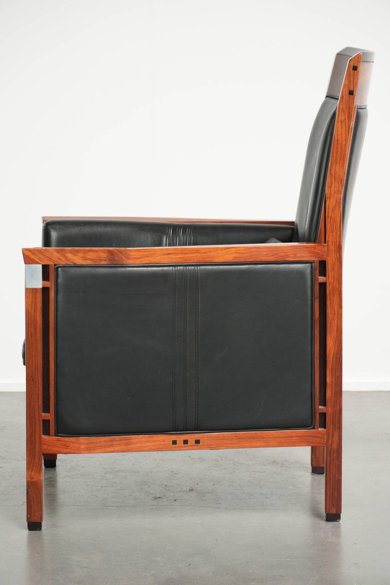 Fauteuil Art Déco en cuir de vache au design élégant