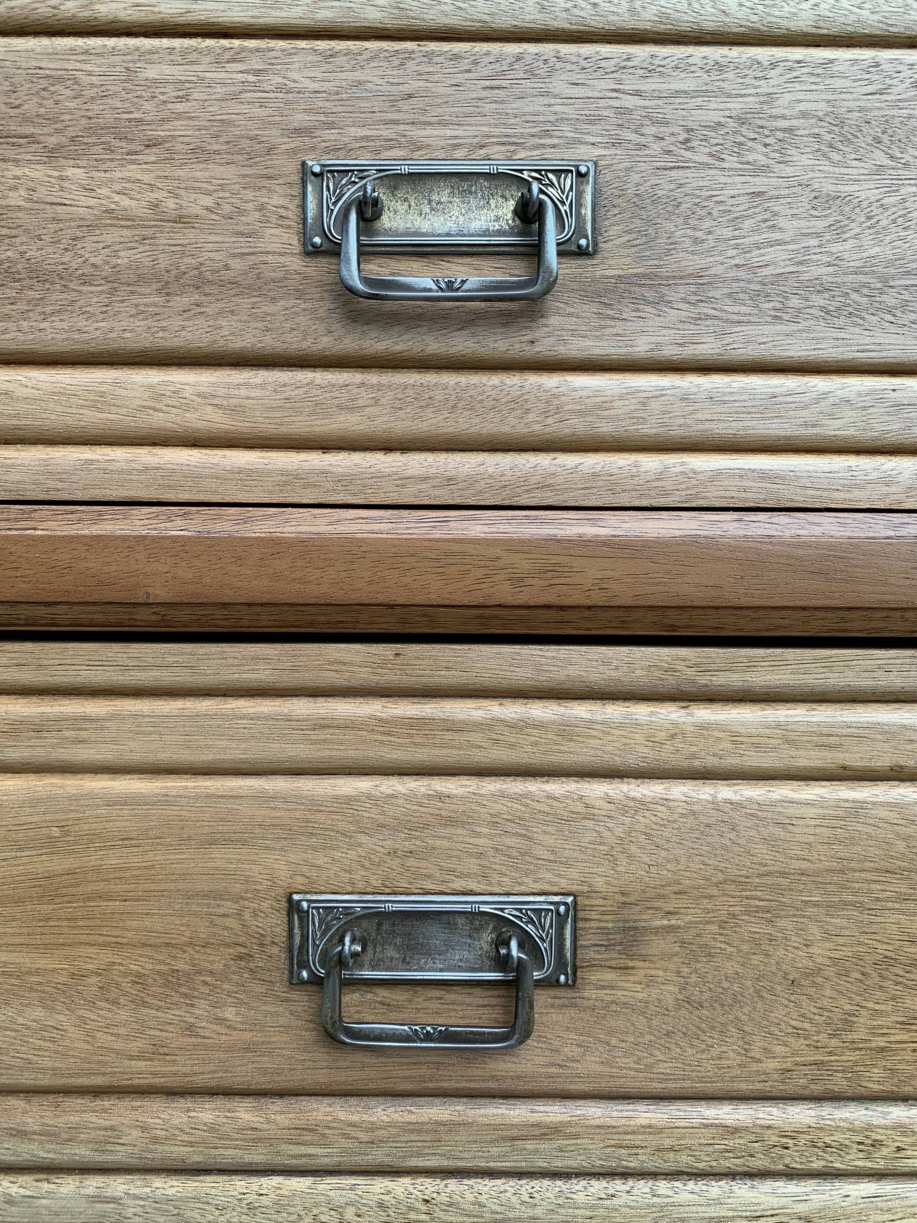 Armoire parisienne d’hôtel vitrée bois brut 1930