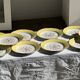 Lot de 19 grandes assiettes plates vintage jaunes fleurs roses liseré doré