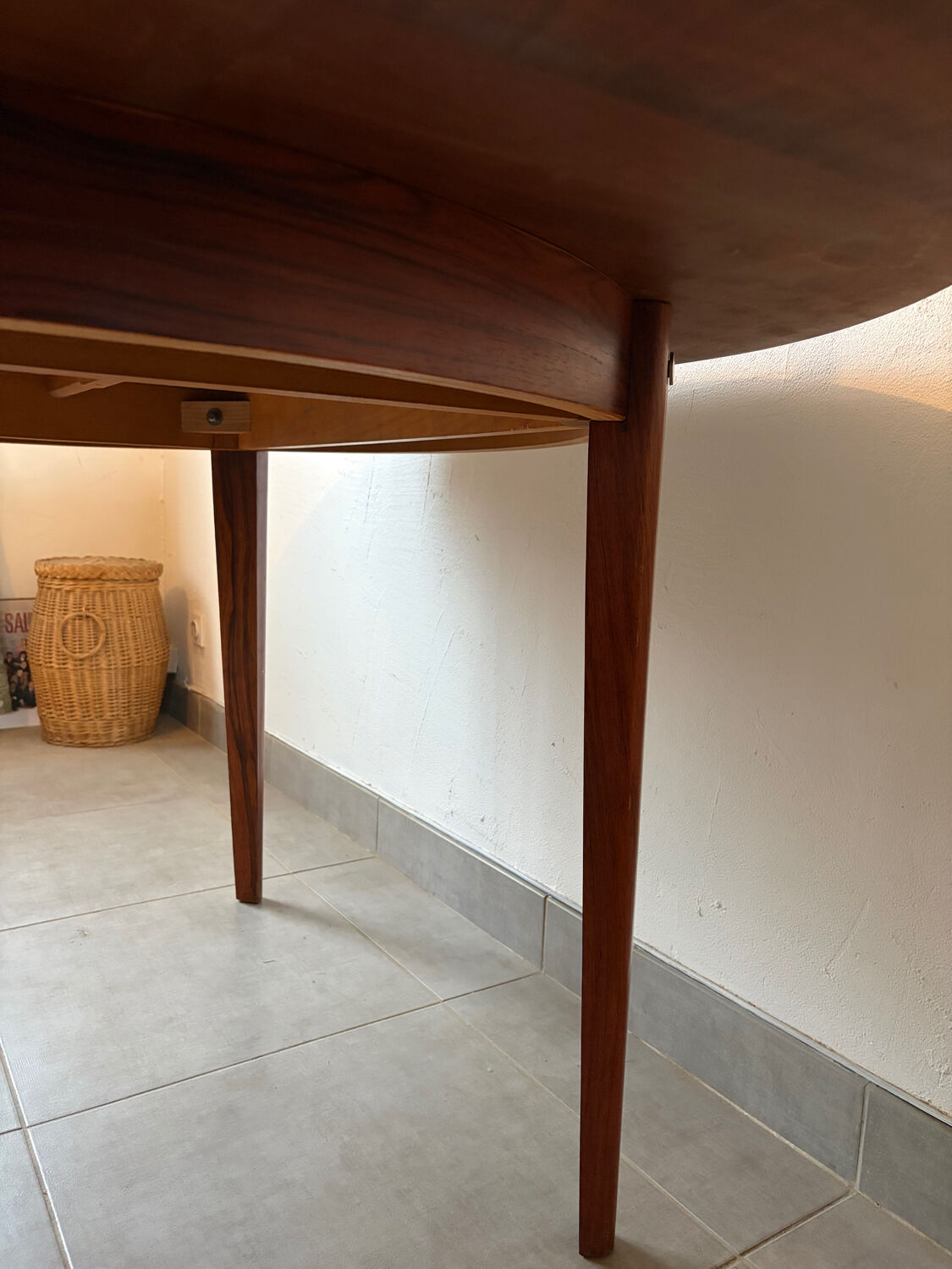 Extendable round table in Rio rosewood.