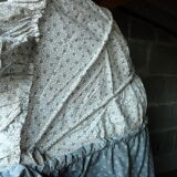 Ancien berceau en bois et osier sur roues