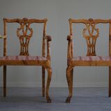 Une paire de fauteuils de style Chippendale anglais en bouleau, XXe siècle, Angleterre