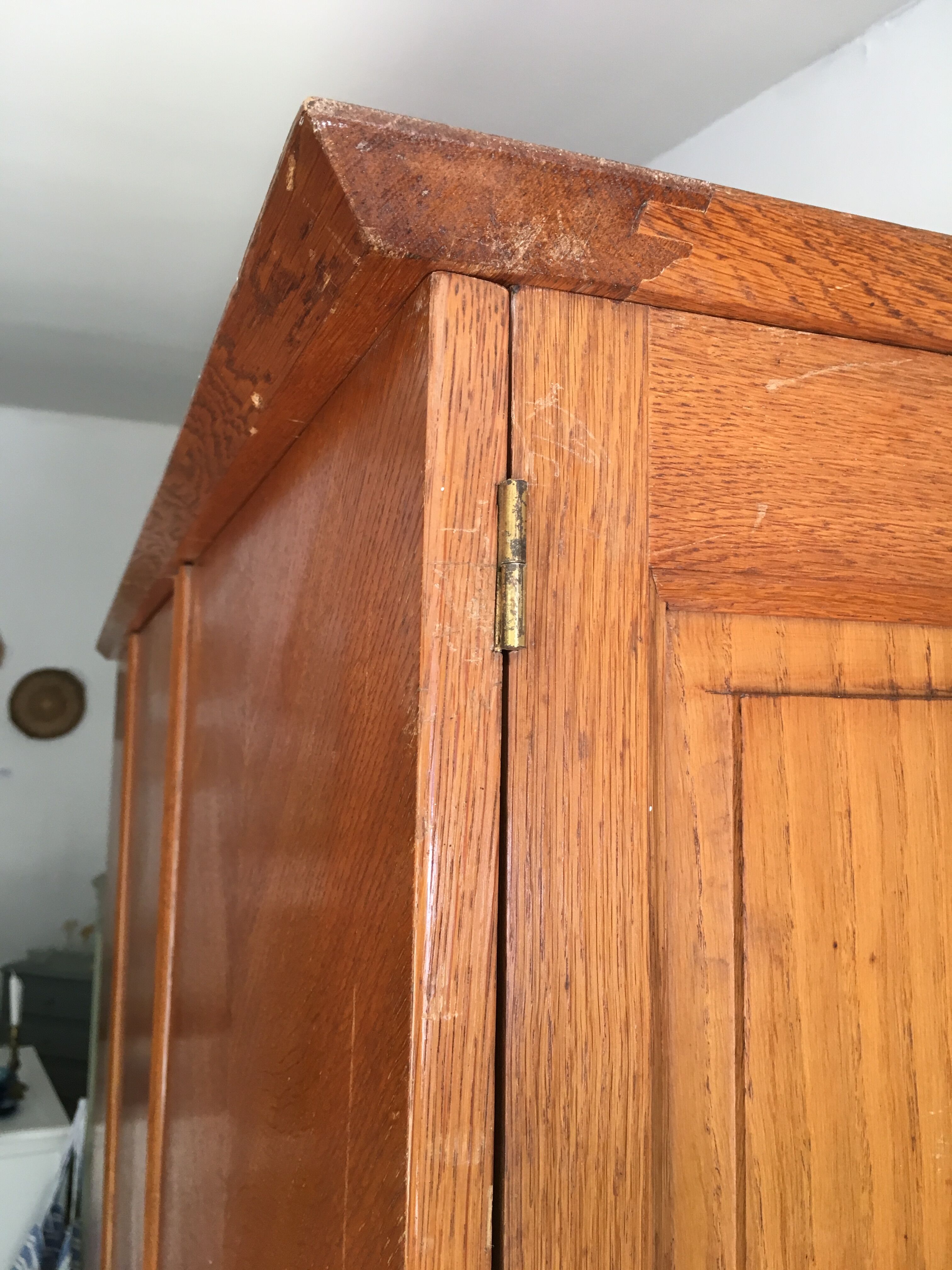 Vintage 3-doors cabinet with feet compass