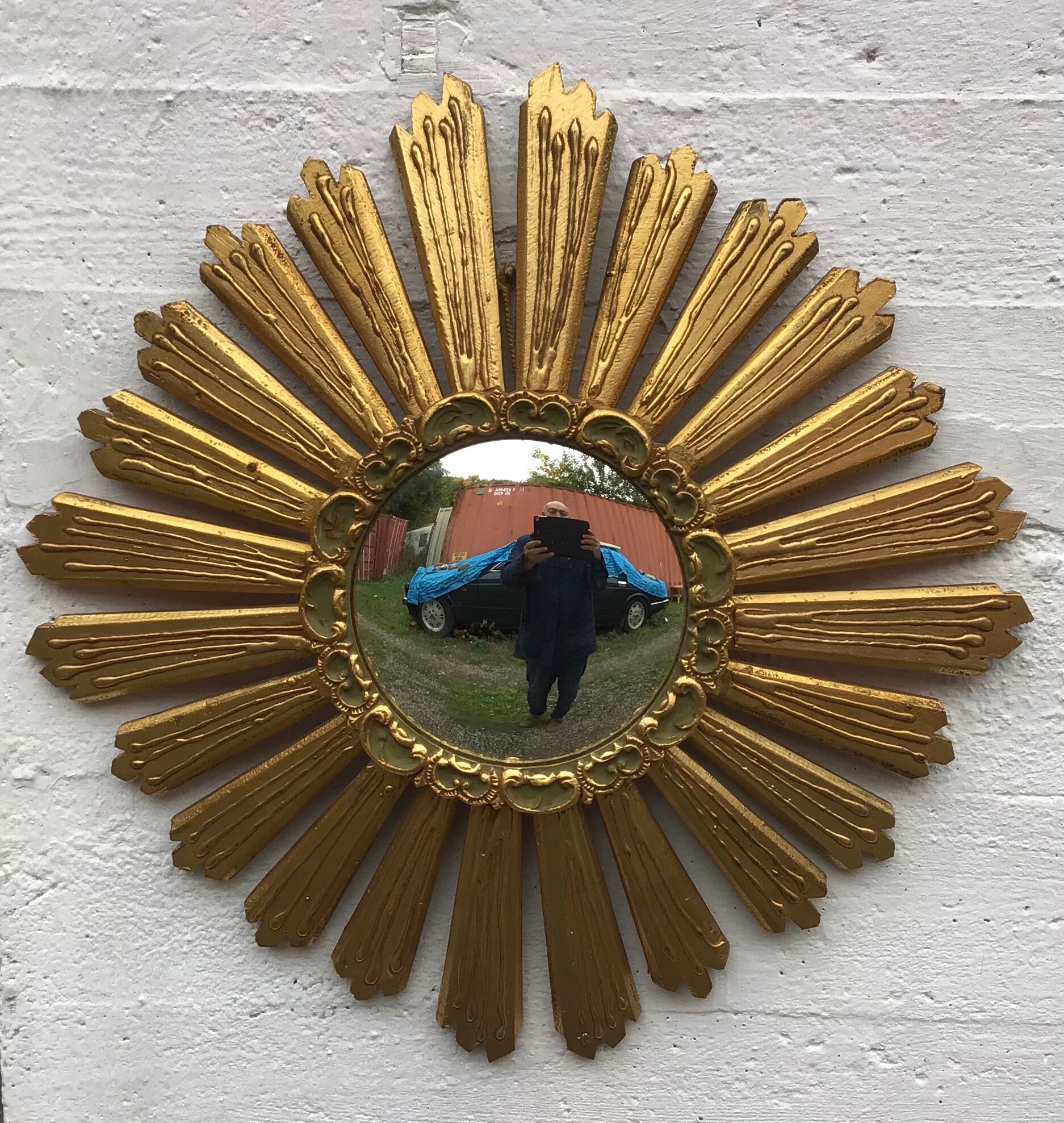 Miroir soleil, œil de sorcière, en bois doré vers 1960-70