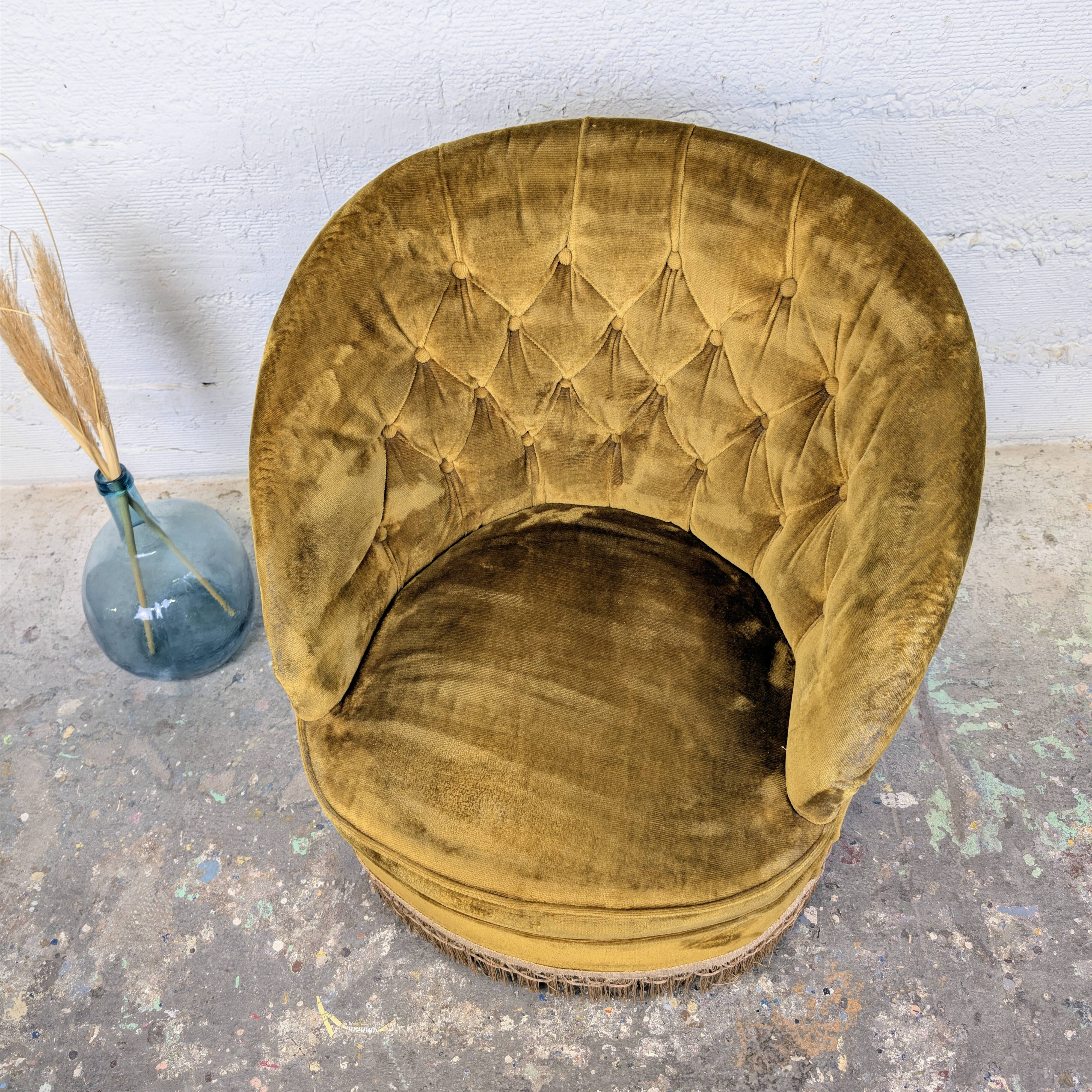 Buttoned frog armchair