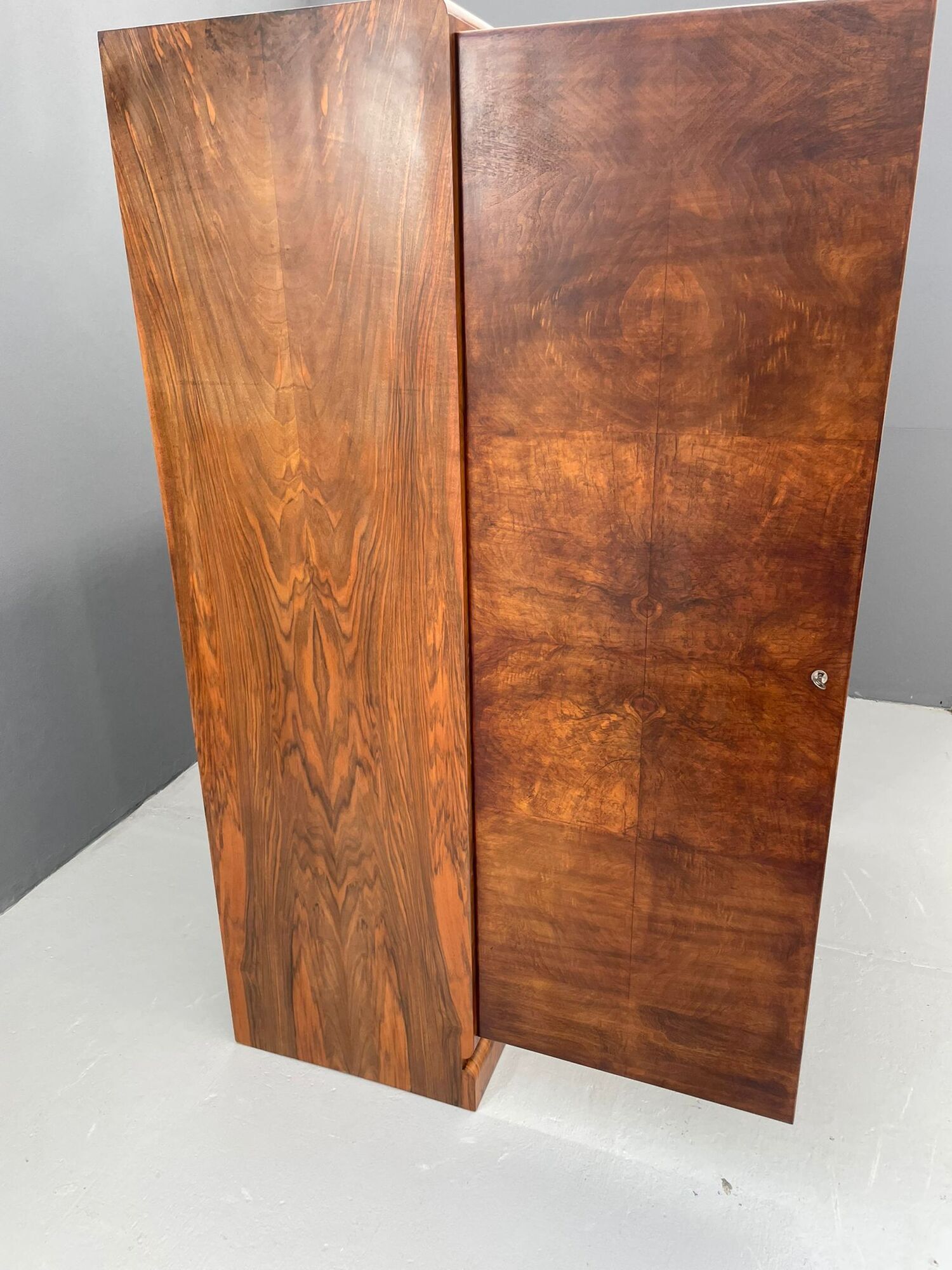 Armoire en placage de noyer restaurée d'influence Art Déco, années 1930