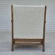 Années 1950, design scandinave, fauteuil retapissé, tissu blanc/gris clair, chêne.