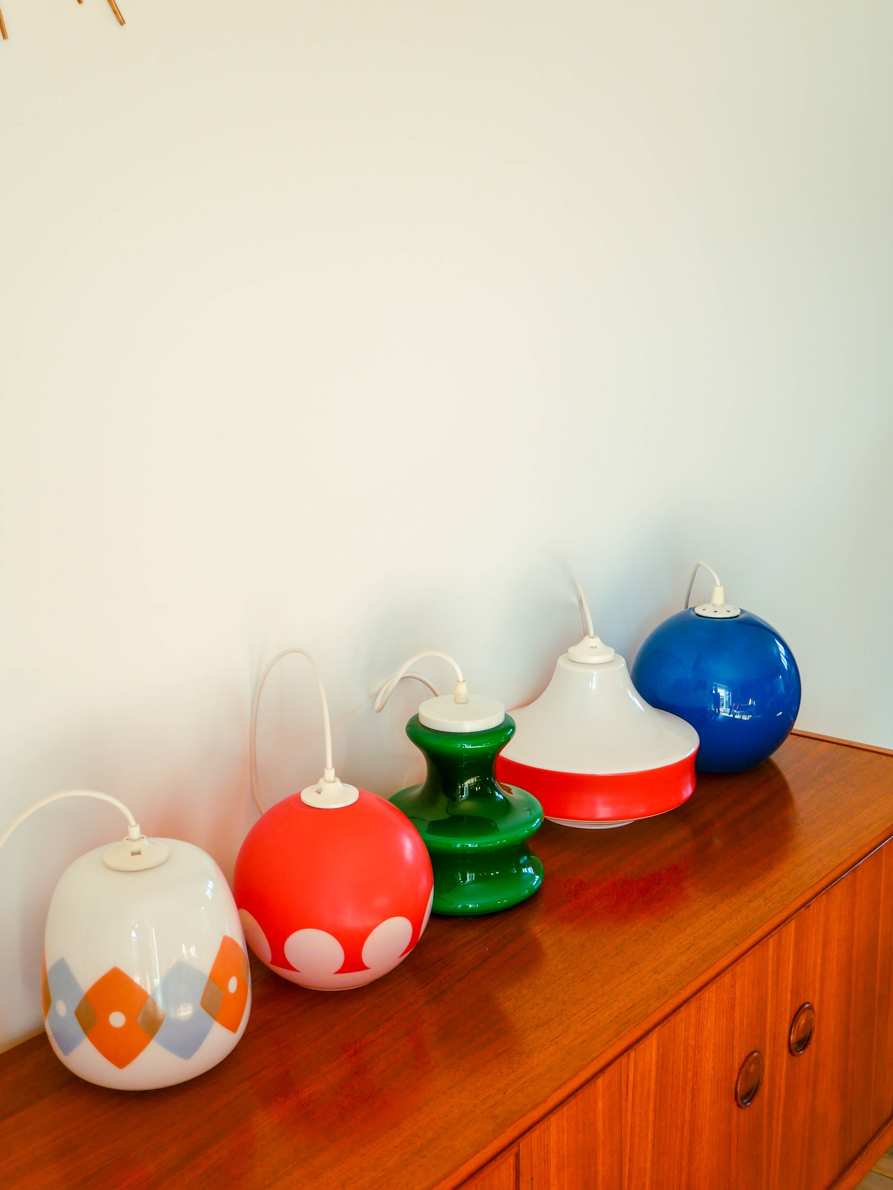 Suspension en opaline blanche à motifs géométriques orange et bleu Design 1970