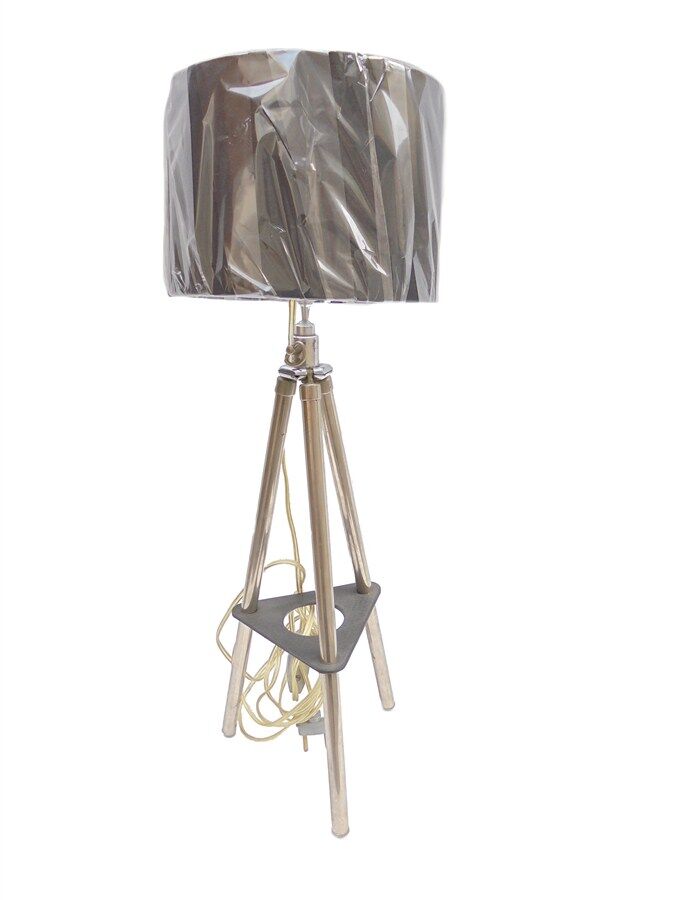 Adjustable height tripod lamp