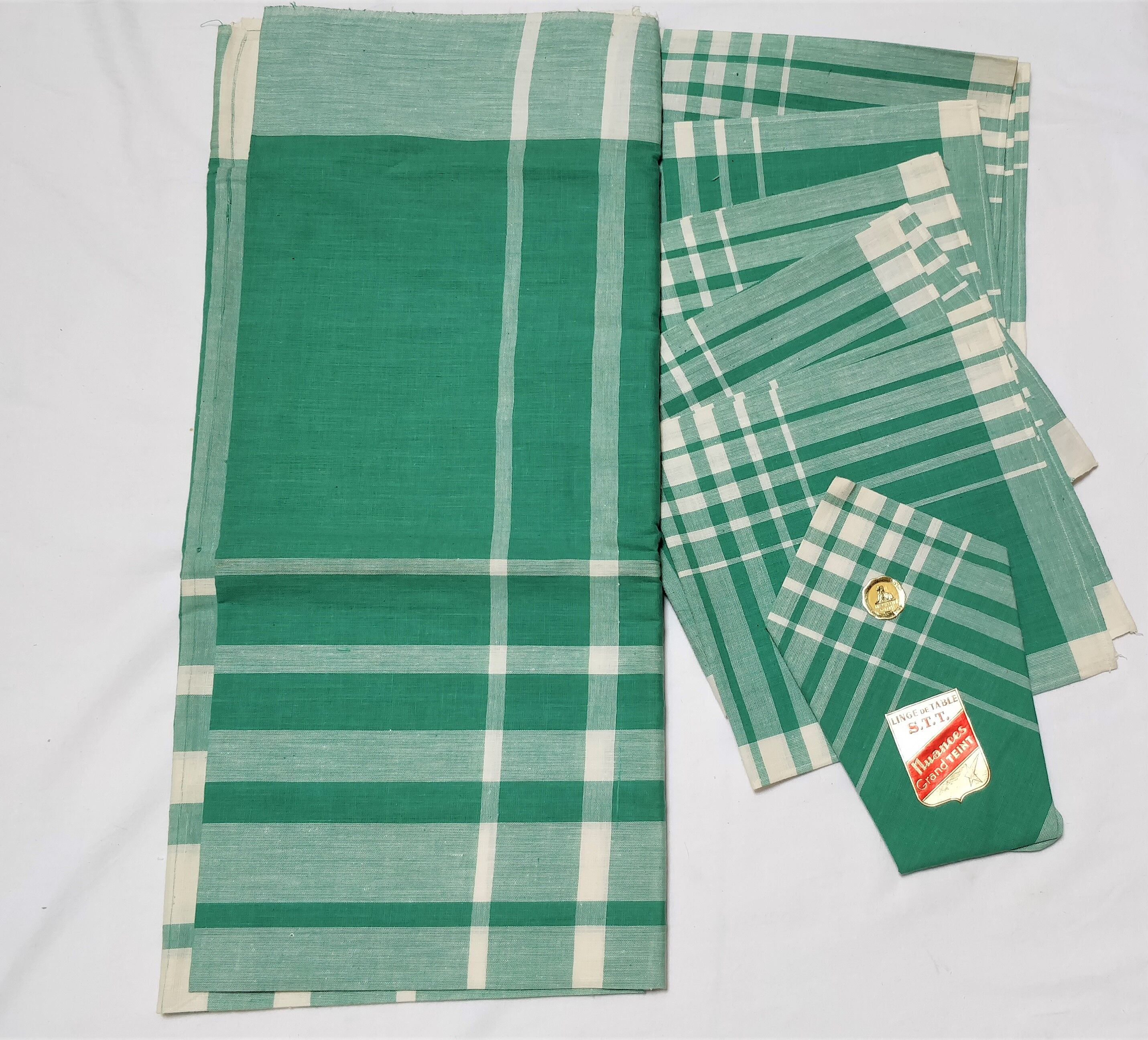 Green scottish varrée tablecloth ans 6 towels