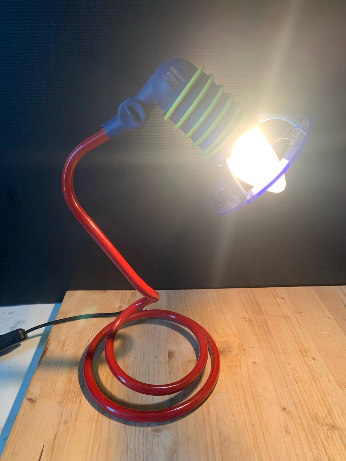 Lampe de bureau multicolore style Memphis