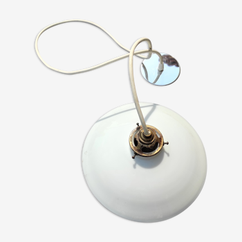 Suspension en opaline plate blanche et ancienne