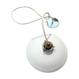 Suspension en opaline plate blanche et ancienne