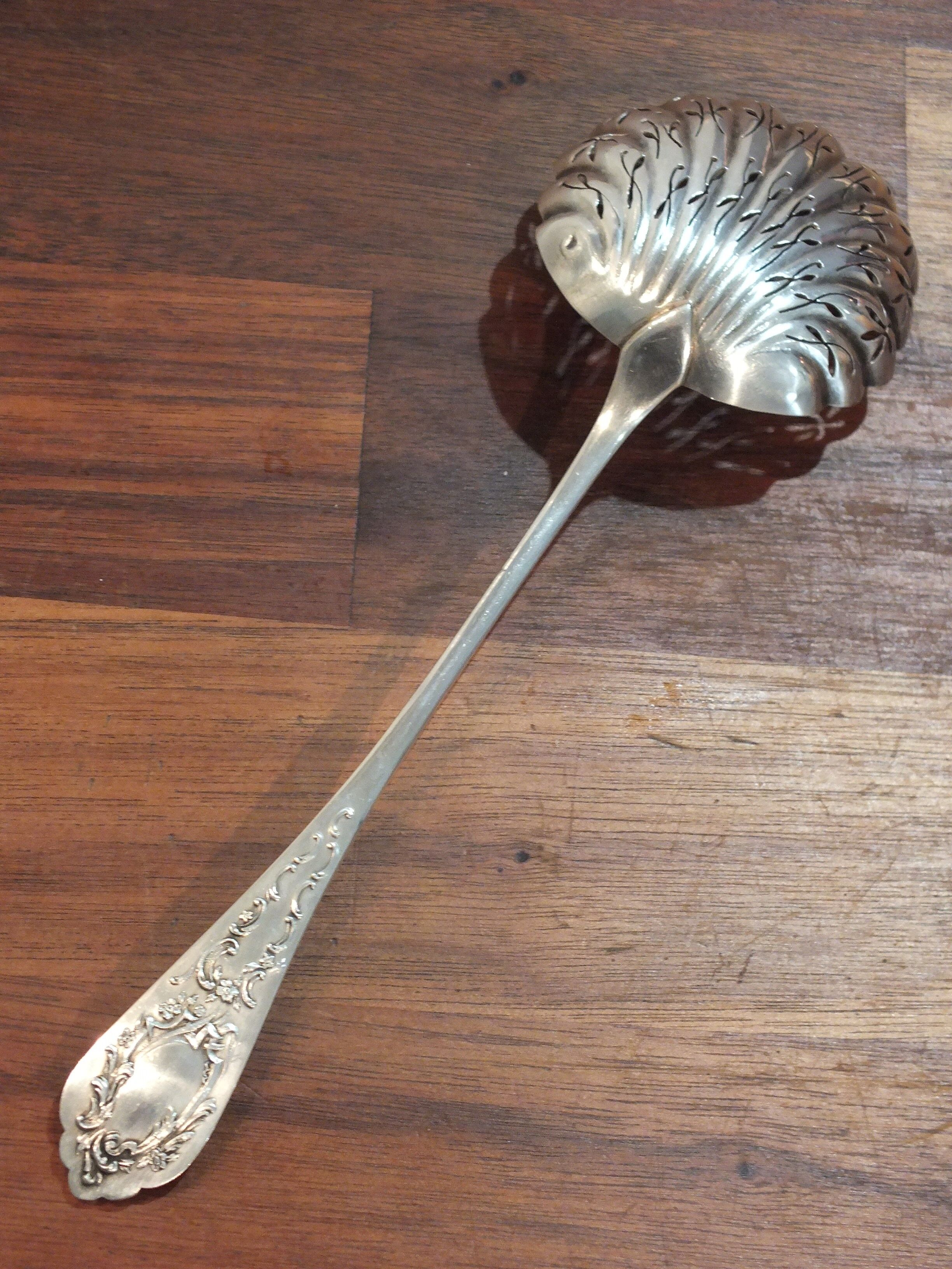 Solid silver sprinkler Minerva Louis XV style