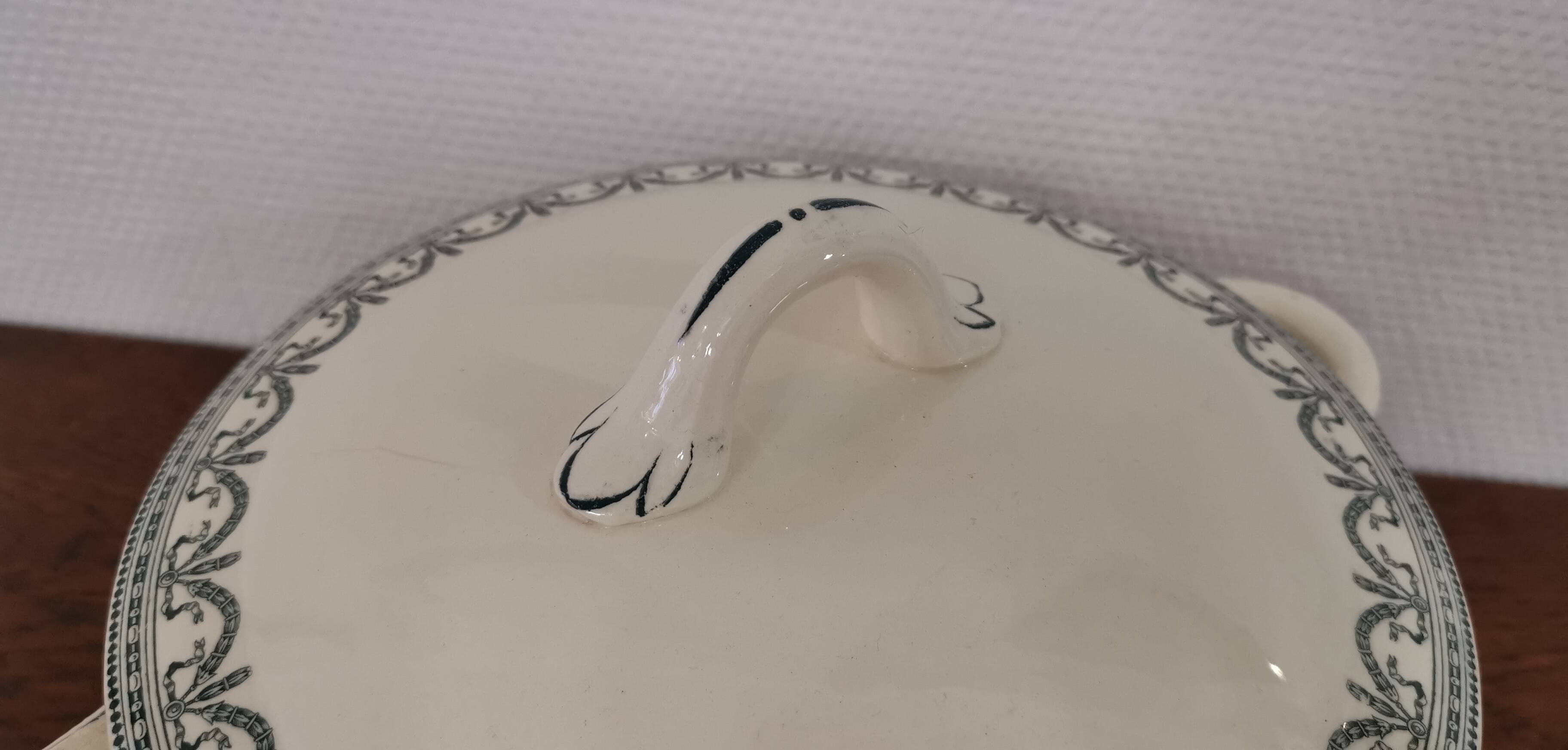 Iron earth tureen ec Salins, Louis XVI garlands