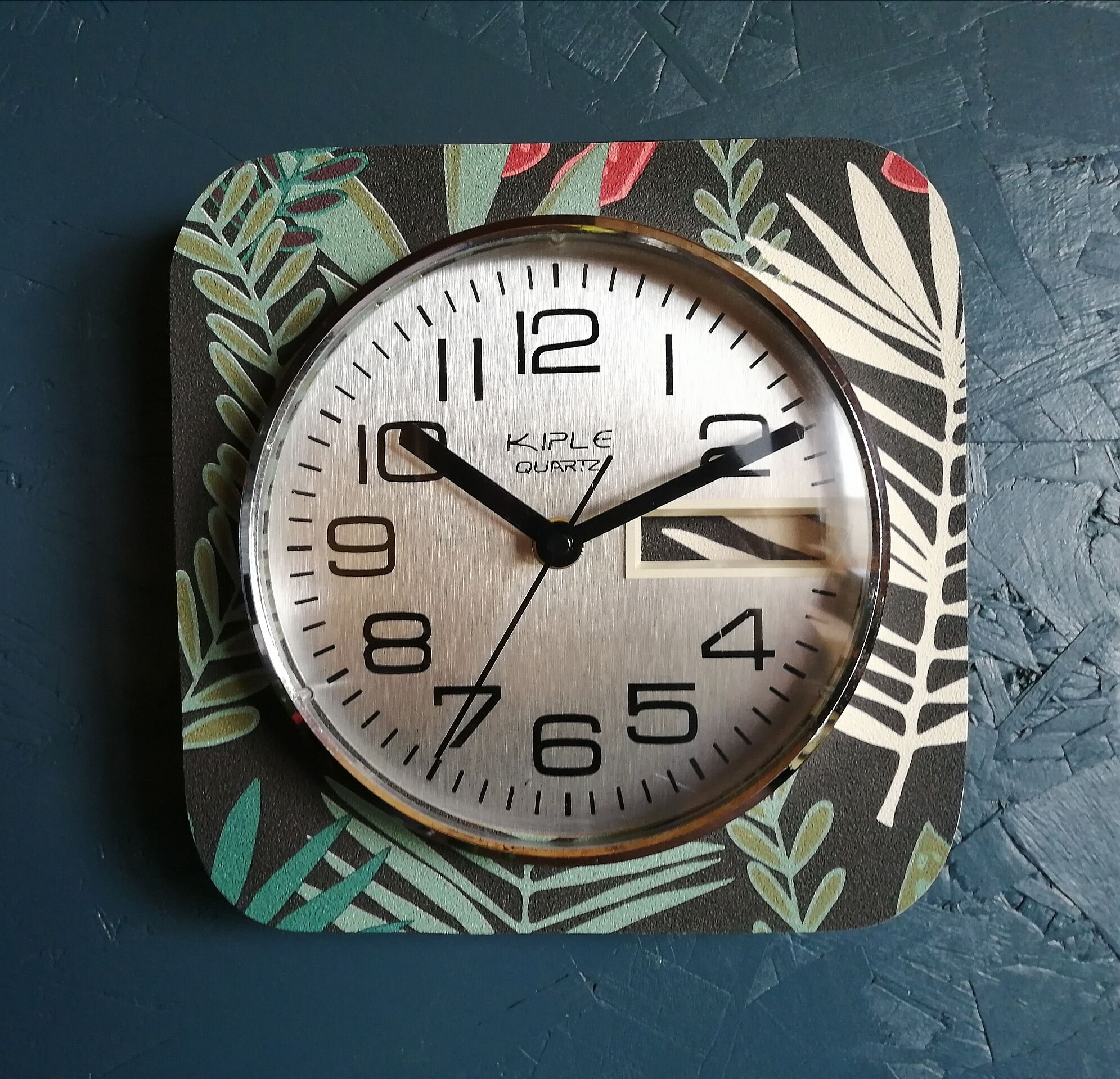 Vintage formica square silent wall clock "Kiplé black green red"