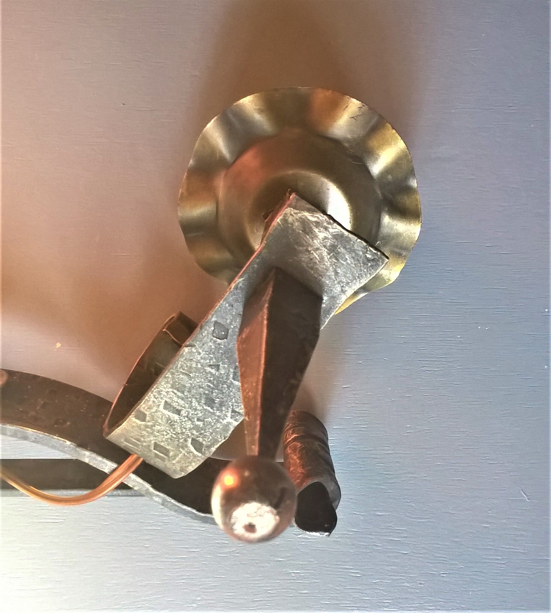 Applies two fires and fleur-de-lys in hammered wrought iron and patina in the old way in the medieval taste