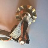 Applies two fires and fleur-de-lys in hammered wrought iron and patina in the old way in the medieval taste