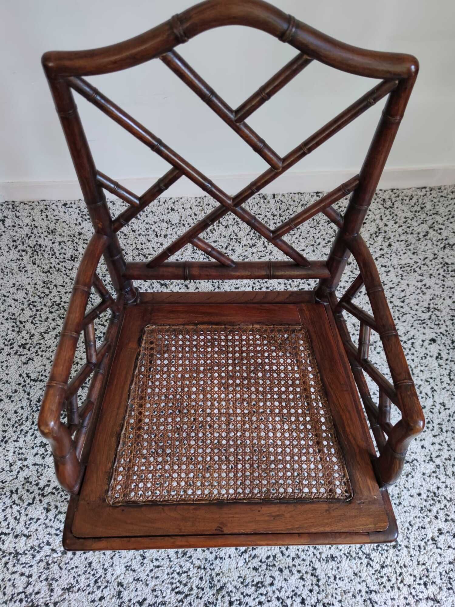 Fauteuil asiatique canné en bois à l'imitation du bambou