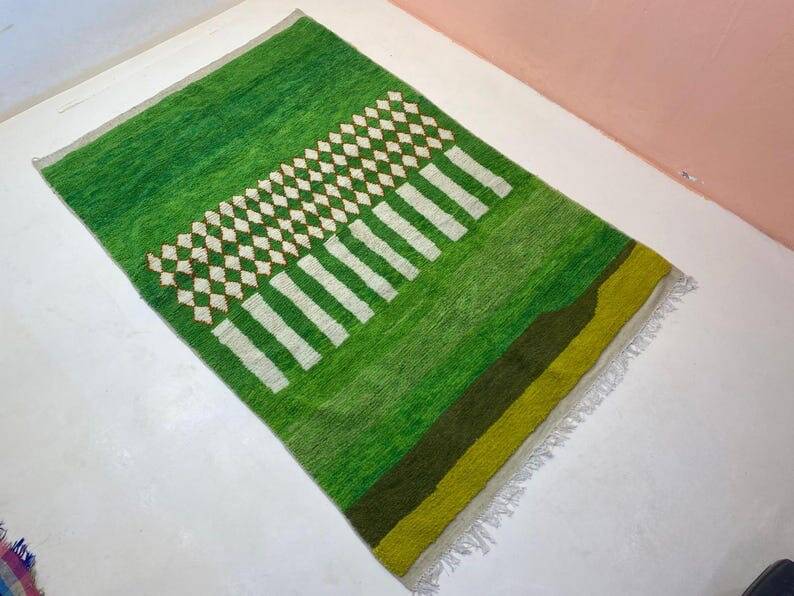 Beni Ourain rug in natural wool, handmade, size 150 x 250 cm.