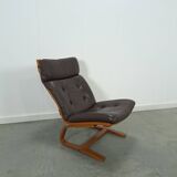 Bruin leren fauteuil met houten onderstel