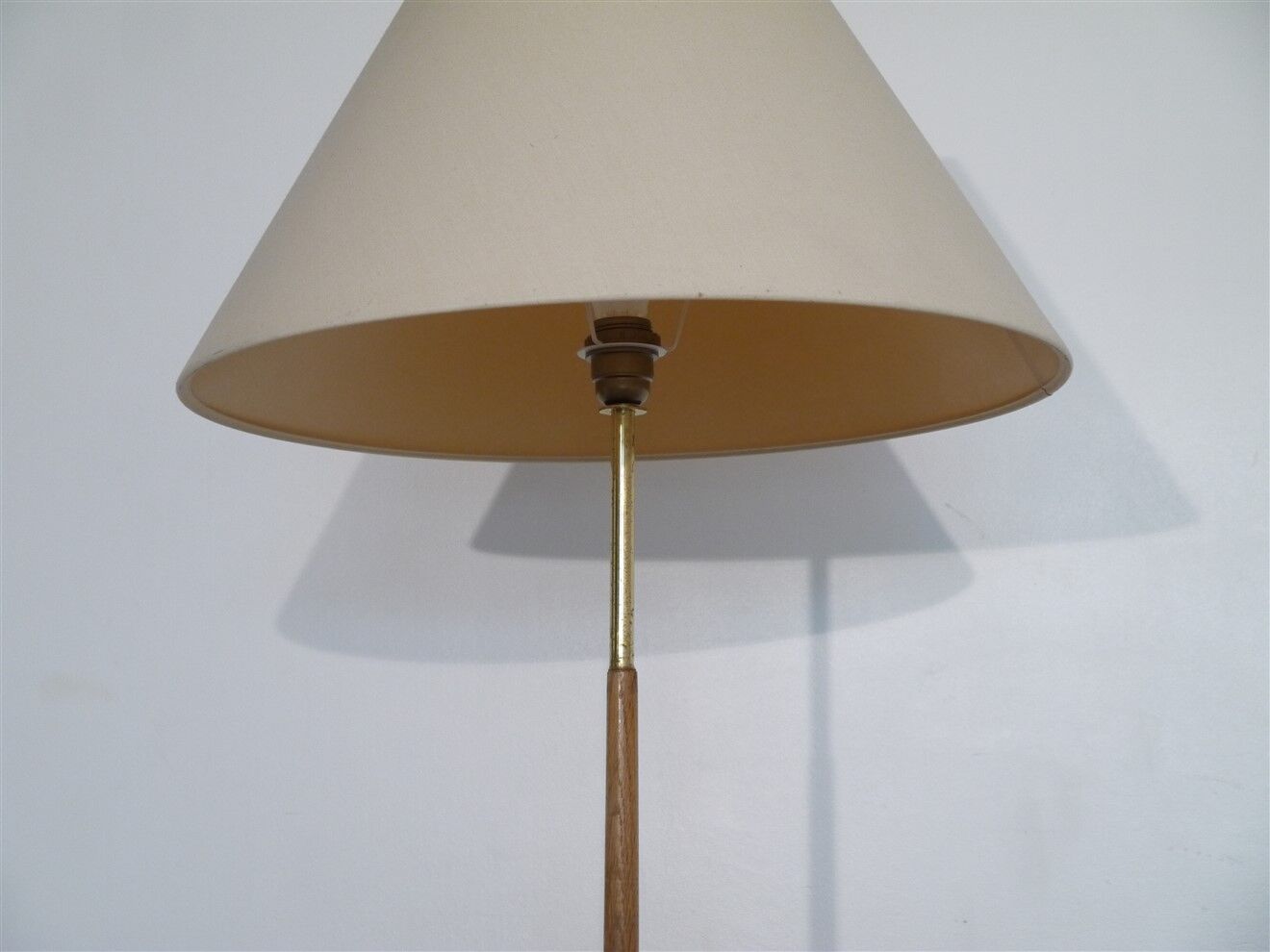 Lampadaire tripode en bois 1960