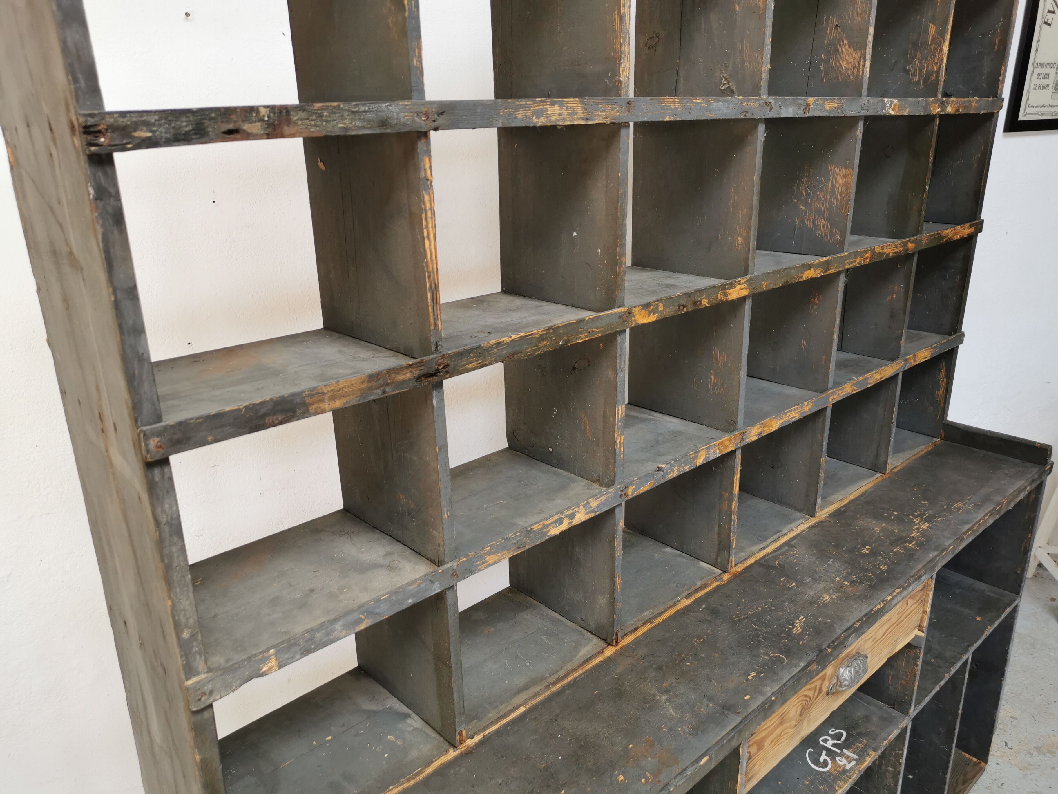 Meuble de métier à casiers bibliothèque