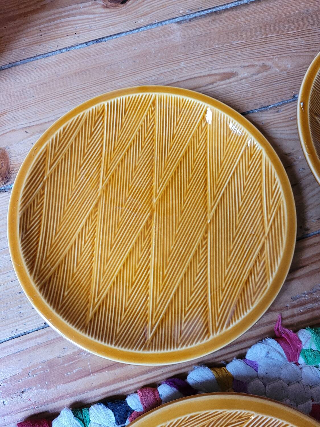Lot No. 1 of 6 Salins barbotine dessert plates