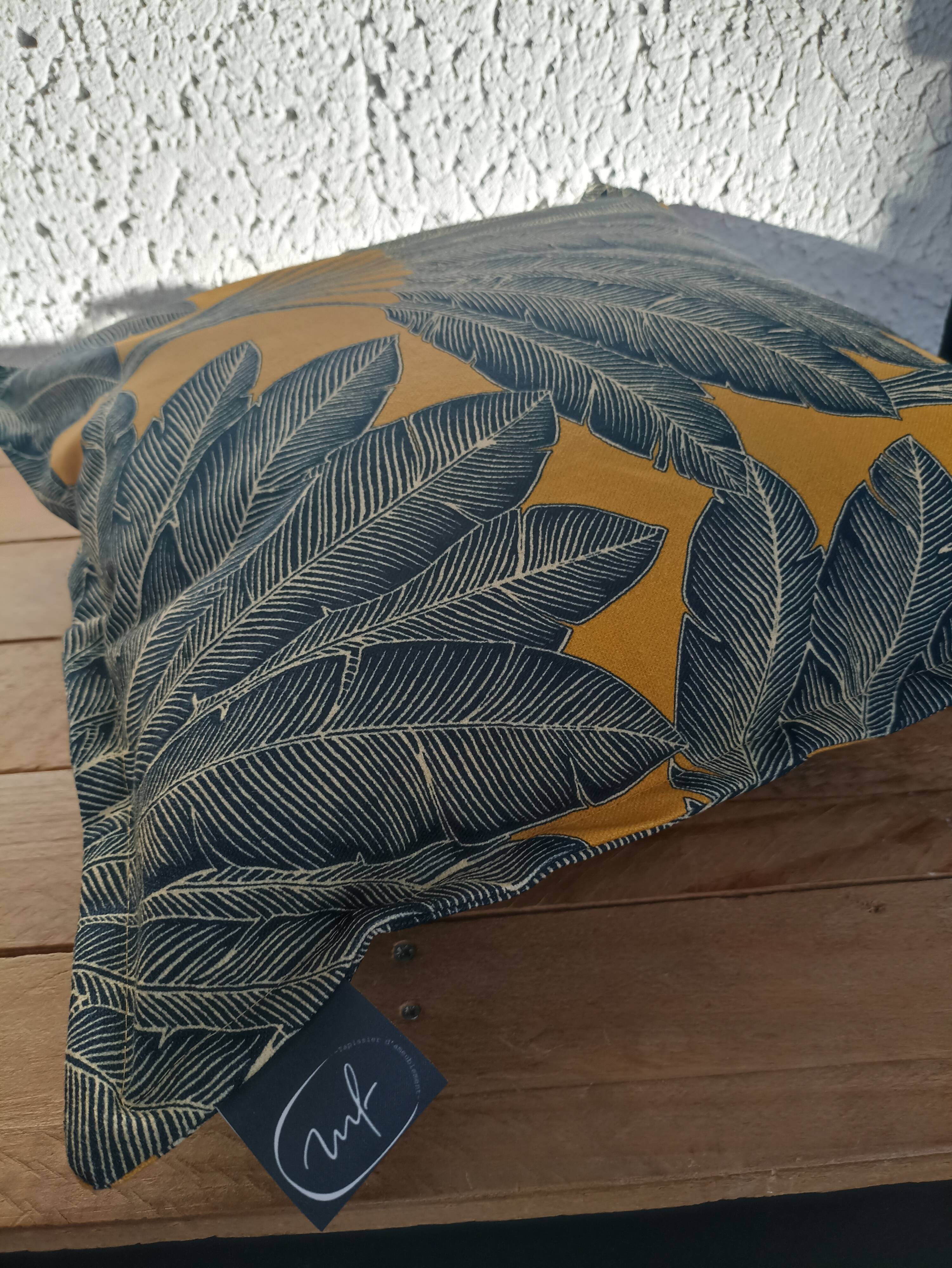Fabric cushion "leaf of the traveler's tree" 40x40