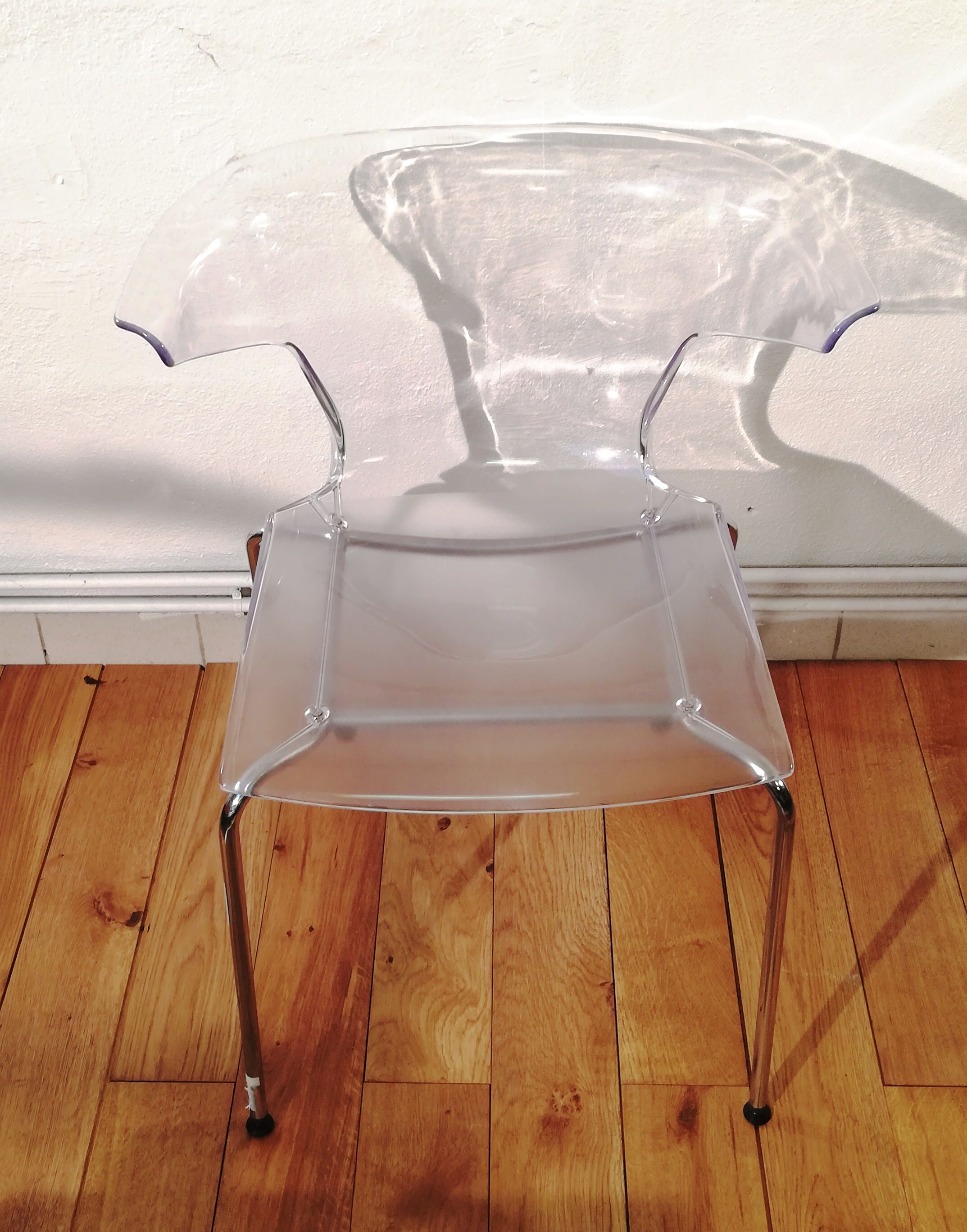 Chaise transparente