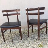 A pair of chairs