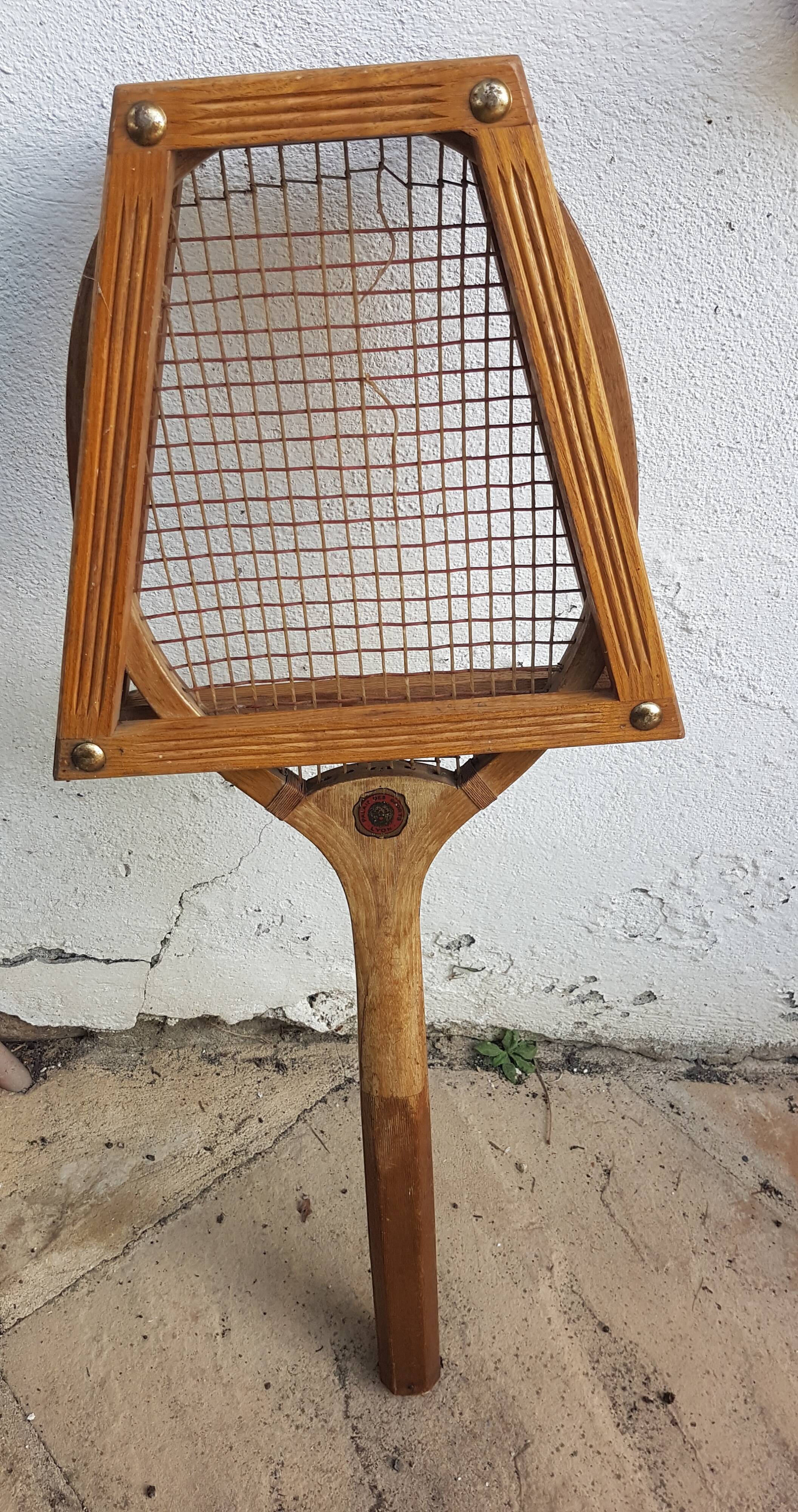 Raquette de tennis ancienne en bois avec cadre