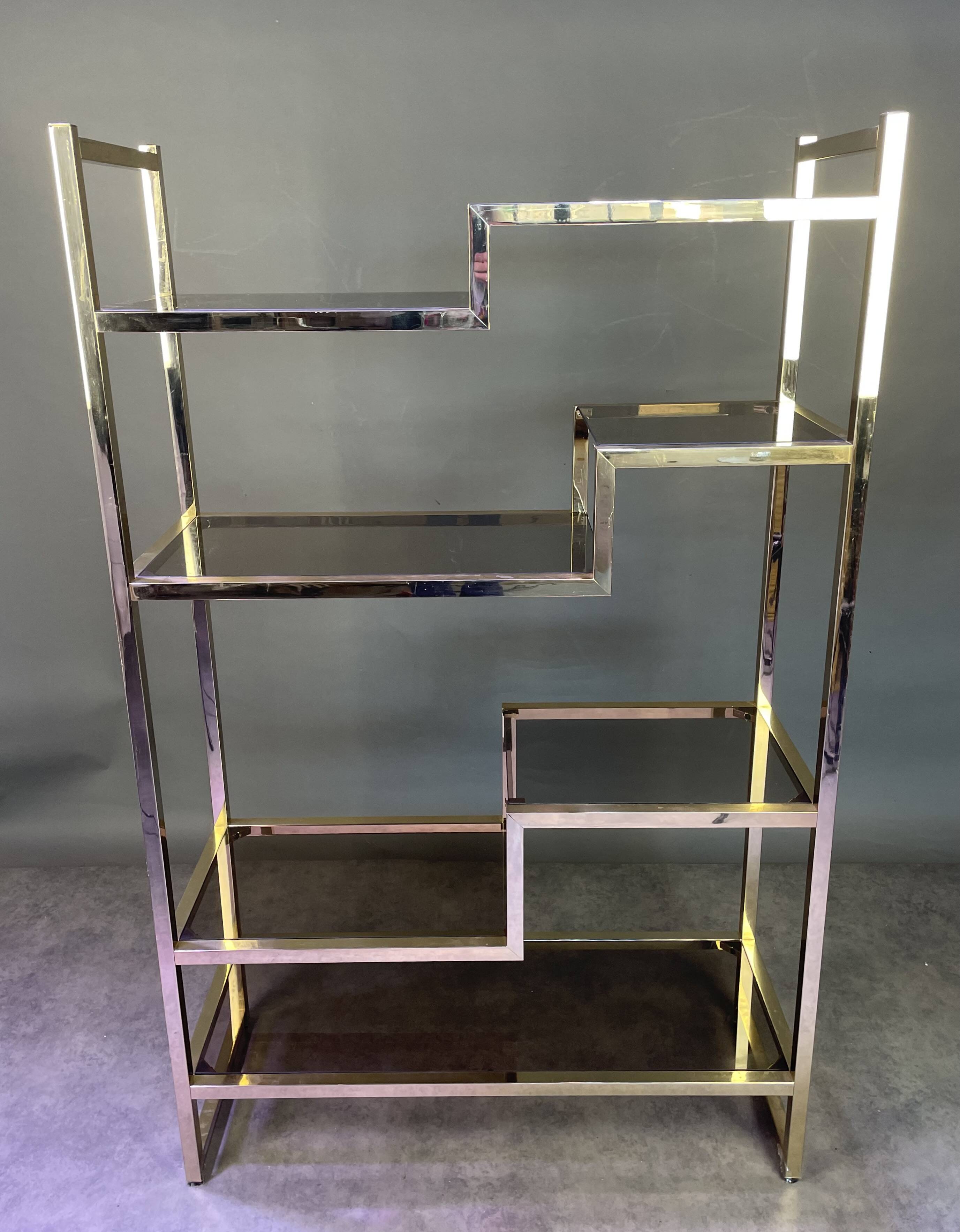 Etagère italienne en métal doré et verre fumé