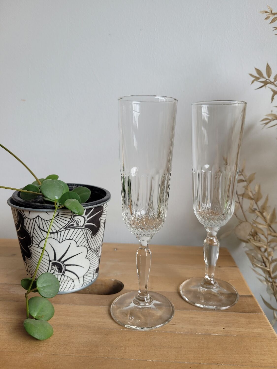 Duo of glass champagne glasses