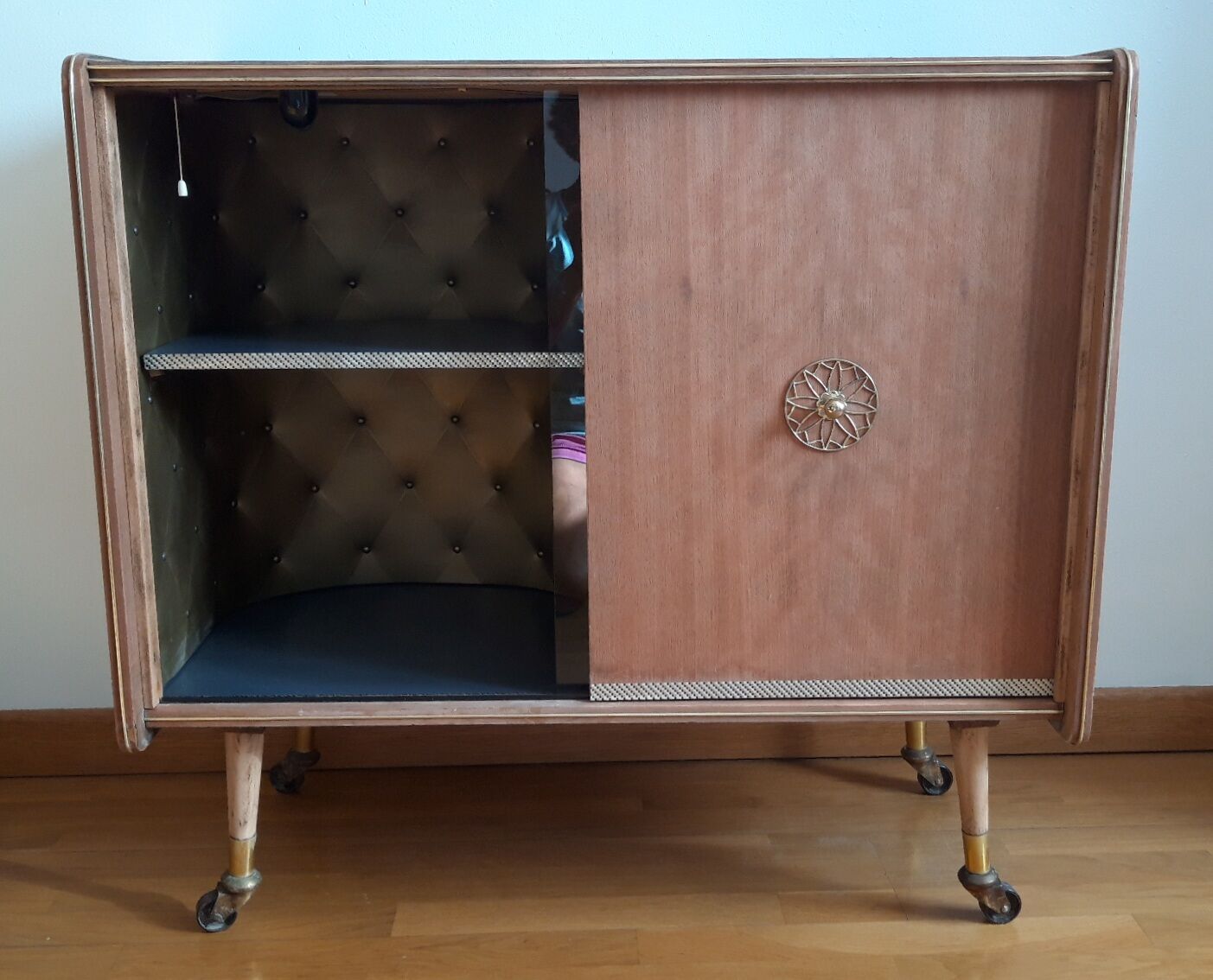 Meuble bar sur roulettes vintage relooké
